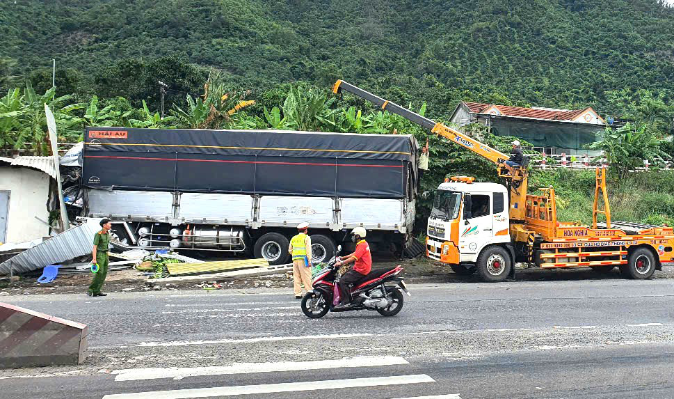 Tai nạn liên hoàn trên quốc lộ 1, 3 người bị thương nặng - Ảnh 1. 3 xe tải húc nhau trên quốc lộ, 3 người bị thương nặng - Ảnh 1.