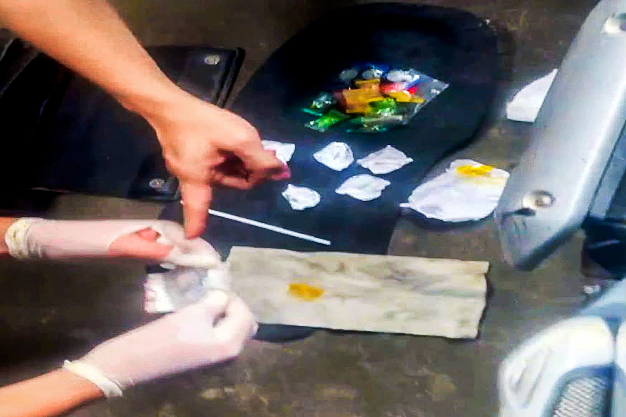 Triệt phá nhóm mua bán ma túy cho người cai nghiện bằng methadone - Ảnh 1. Triệt phá nhóm mua bán ma túy cho người cai nghiện bằng methadone - Ảnh 1.