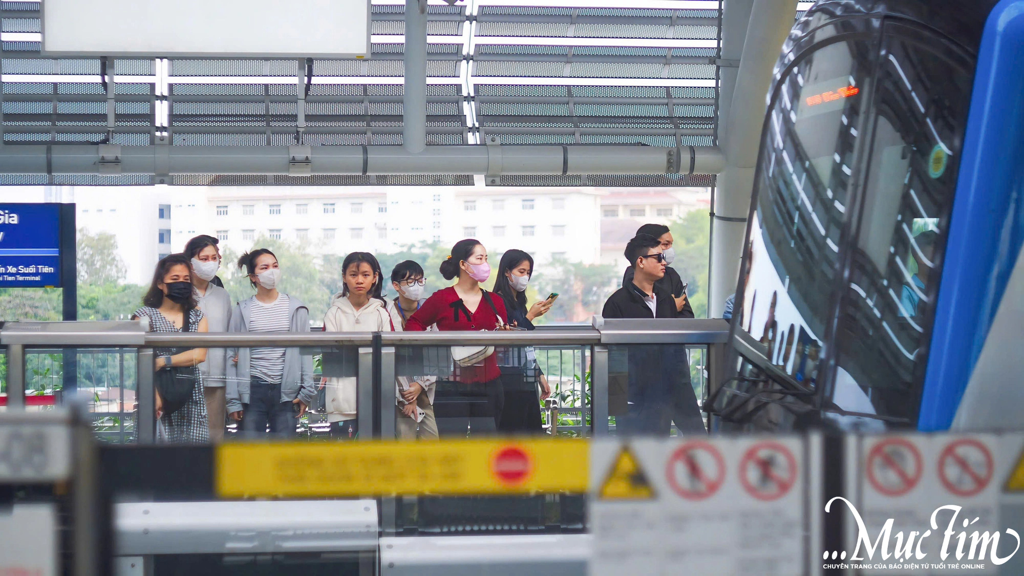 Sinh viên háo hức đi học bằng metro số 1- Ảnh 1.