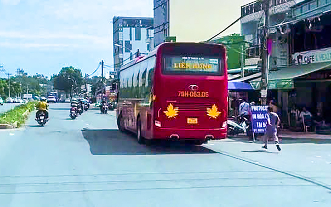 Bắt tạm giam 2 tài xế xe ôm đánh nhân viên xe khách trước Bệnh viện Ung bướu - Ảnh 1. Bắt tạm giam 2 tài xế xe ôm đánh nhân viên xe khách trước BV Ung Bướu - Ảnh 1.