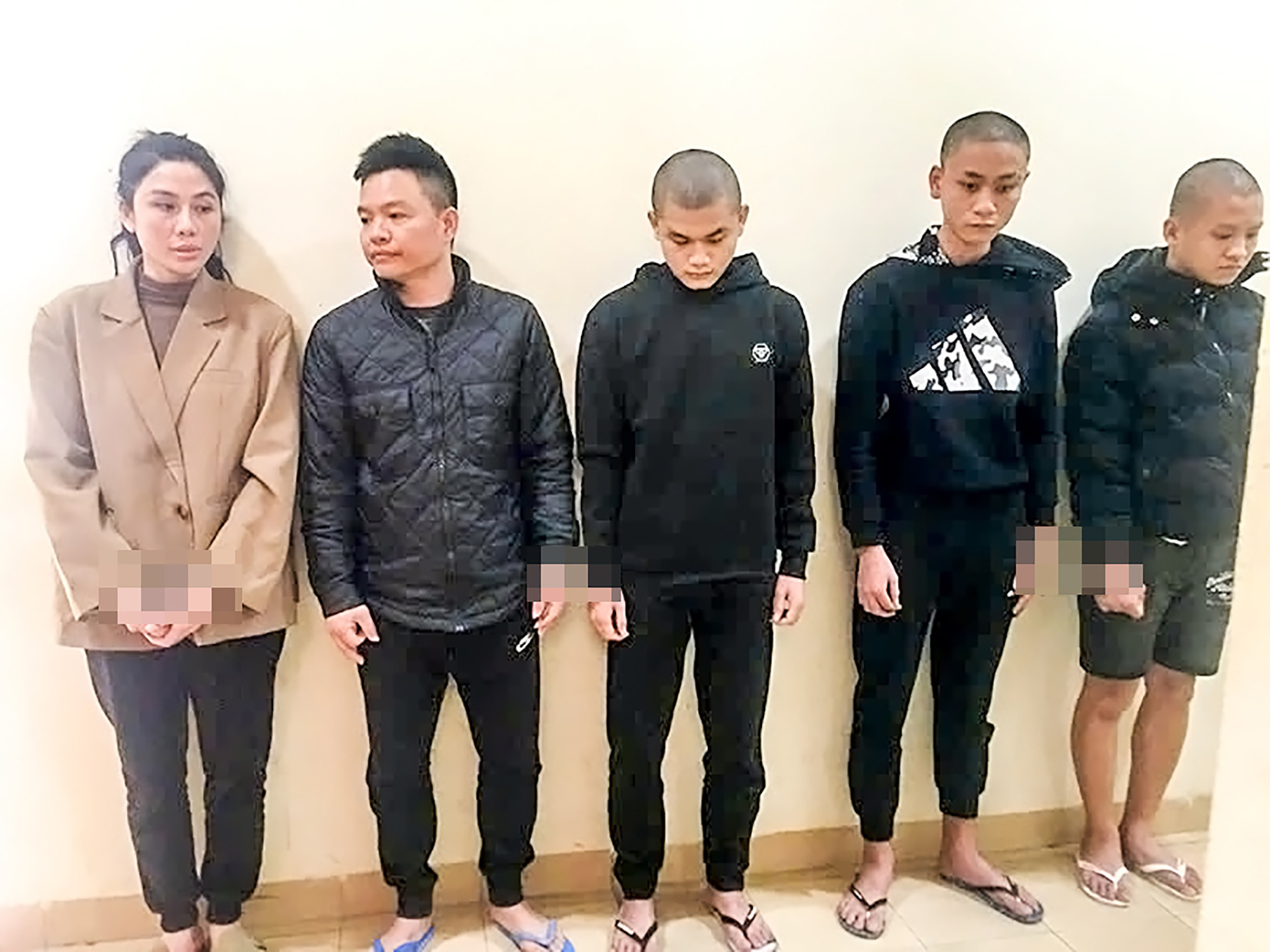 Không đủ tiền trả quán karaoke, bị đánh đập ép để lại xe ô tô - Ảnh 1. Tạm giữ hình sự 5 nghi phạm liên quan vụ cướp tài sản - Ảnh 1.