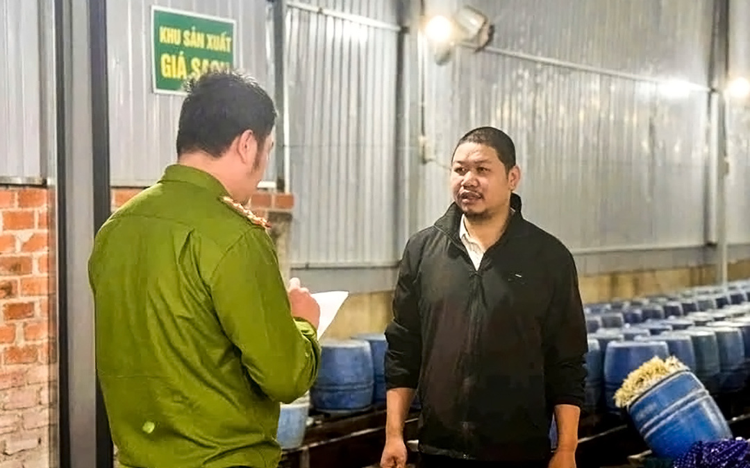 Chủ cơ sở ngâm giá đỗ bằng chất cấm nói do 'cạnh tranh với thị trường' - Ảnh 1. Chủ cơ sở ngâm giá đỗ bằng chất cấm nói do 'cạnh tranh với thị trường' - Ảnh 1.