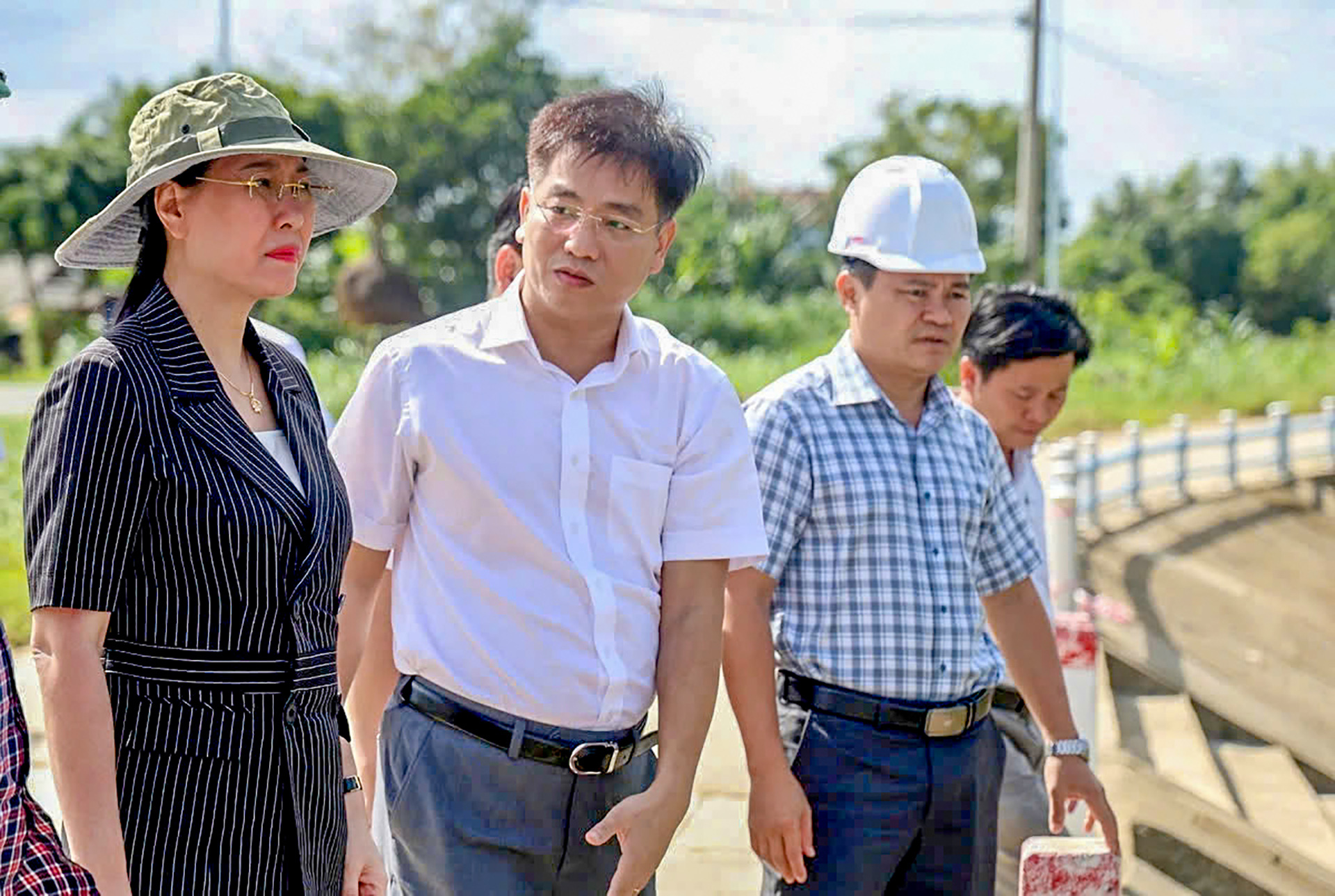 Bí thư Tỉnh ủy Quảng Ngãi kiểm tra, chỉ đạo xử lý sạt lở trên sông Trà Câu - Ảnh 1. Bí thư Tỉnh ủy Quảng Ngãi kiểm tra, chỉ đạo xử lý sạt lở trên sông Trà Câu - Ảnh 1.