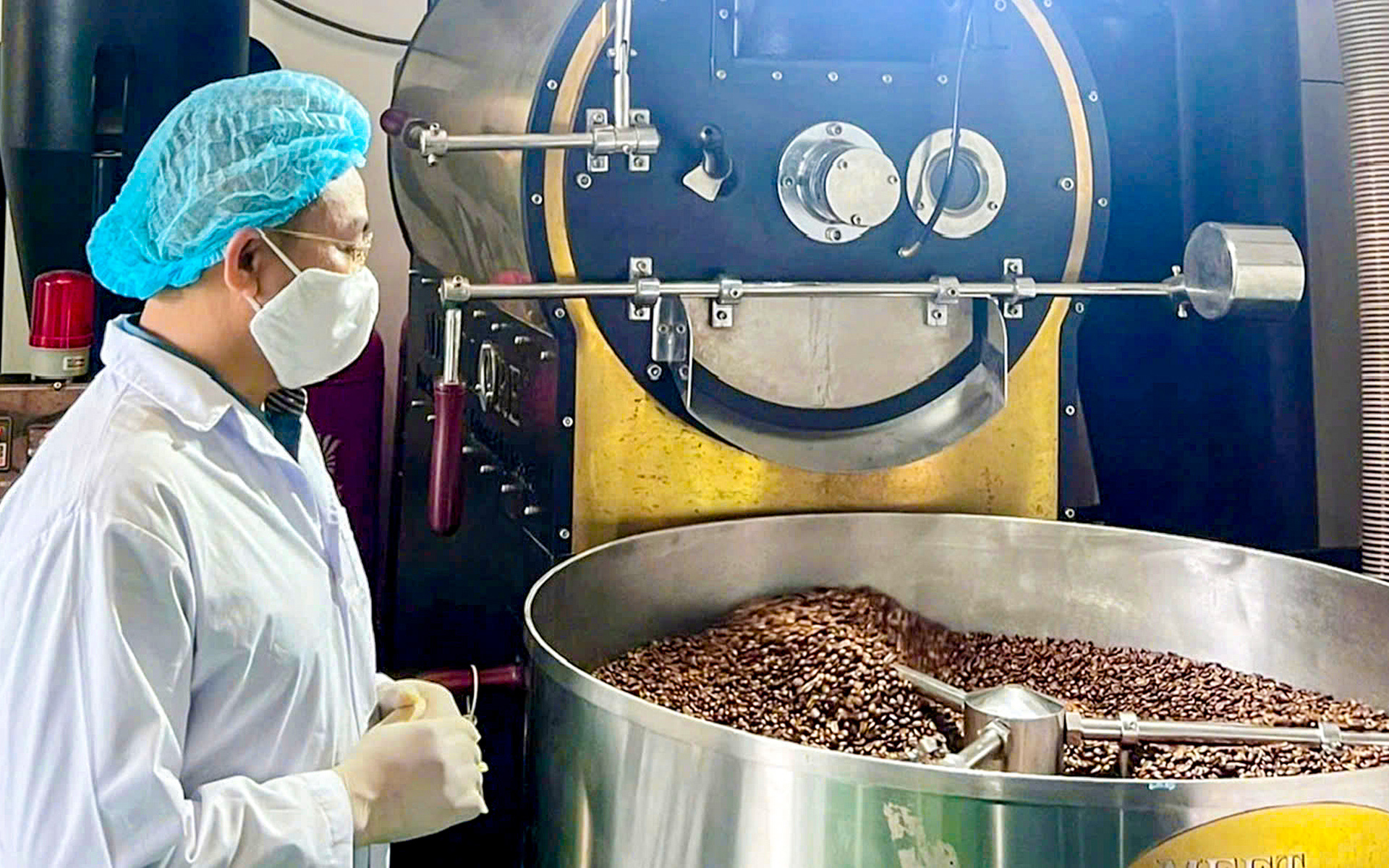 Doanh nghiệp rang xay, hàng quán... 'đau đầu' với giá cà phê - Ảnh 1. Doanh nghiệp rang xay, hàng quán... 'đau đầu' với giá cà phê - Ảnh 1.