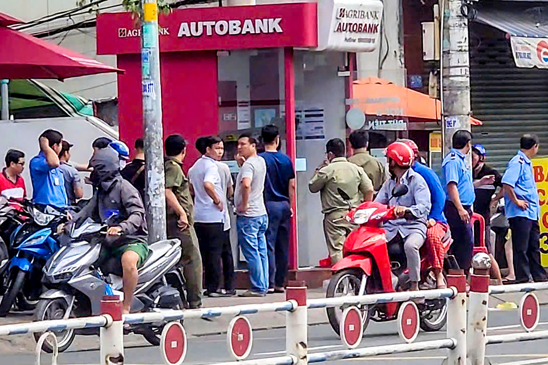 Bắt giữ thanh niên dùng xà beng đập trụ ATM ở quận Bình Tân - Ảnh 1. Bắt giữ người dùng xà beng đập trụ ATM ở quận Bình Tân - Ảnh 1.
