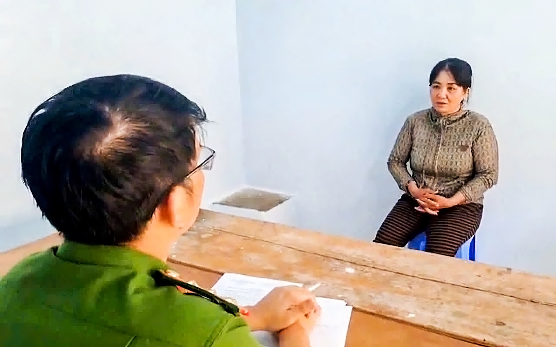 Người mẹ nuôi tạt nước sôi bé gái bán vé số có thể bị khởi tố thêm tội 'cố ý gây thương tích' - Ảnh 2. Người mẹ nuôi tạt nước sôi bé gái bán vé số có thể bị khởi tố thêm tội 'cố ý gây thương tích' - Ảnh 2.