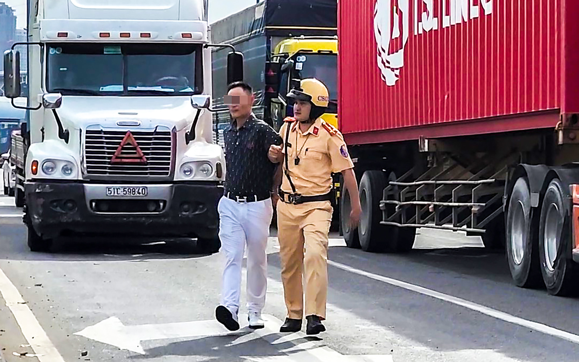 Ba đội CSGT TP.HCM truy đuổi người đàn ông Trung Quốc lái ô tô chở thuốc lá lậu bỏ chạy - Ảnh 1. Ba đội CSGT TP.HCM truy đuổi người đàn ông Trung Quốc lái ô tô chở thuốc lá lậu bỏ chạy - Ảnh 1.