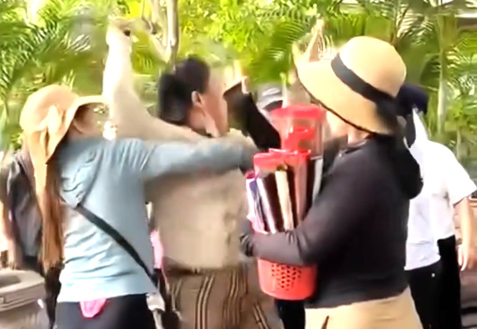 Hàng rong xô xát du khách ở Nha Trang: Cần xử lý mạnh tay - Ảnh 1. Bạn đọc đề nghị xử lý mạnh tay người bán hàng rong chèo kéo, xô xát du khách - Ảnh 1.