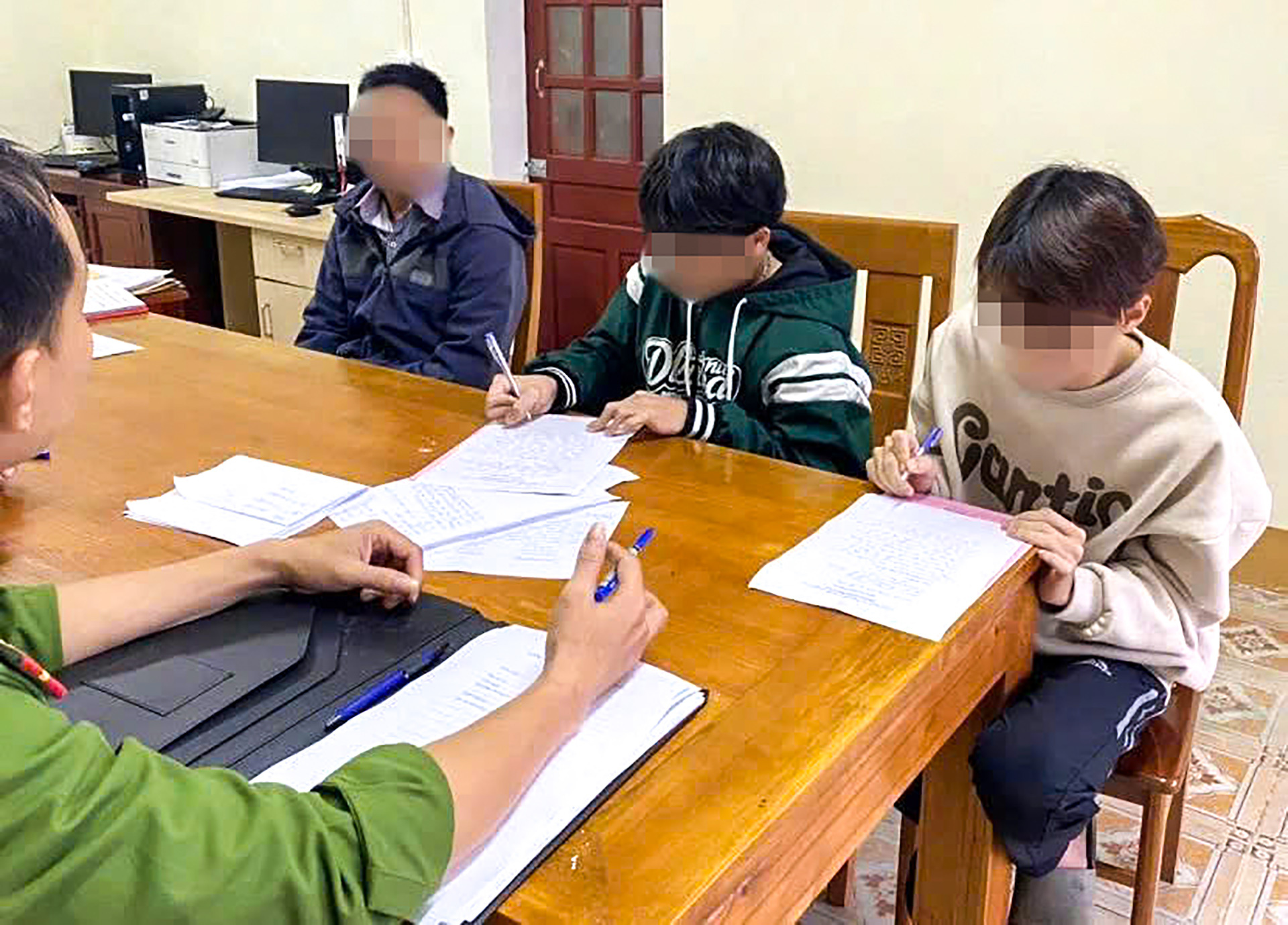 Nhóm 7211 ở Hà Tĩnh mang hung khí vào Quảng Bình tìm đối thủ giải quyết mâu thuẫn - Ảnh 1. Ngăn chặn nhóm thanh thiếu niên Hà Tĩnh mang hung khí vào Quảng Bình tìm