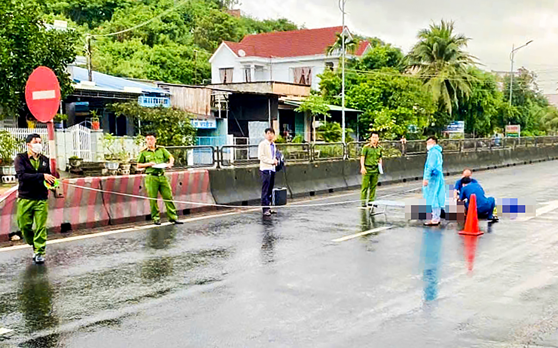 Tông vào dải phân cách, 3 người đàn ông tử vong tại chỗ - Ảnh 2.