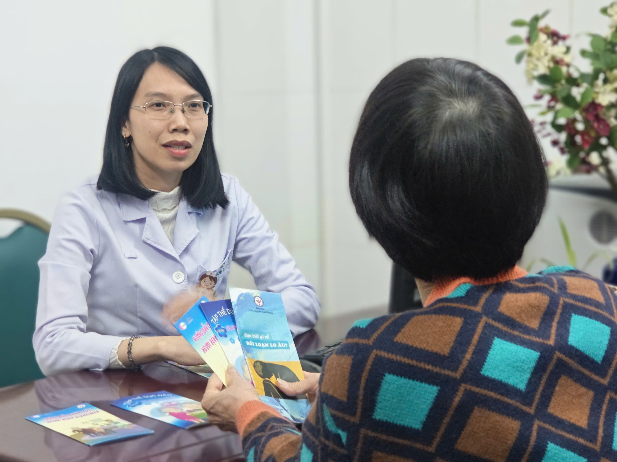 Cách nào 'chữa' tính bỗng dưng cáu gắt, thay tính đổi nết ở người lớn tuổi? - Ảnh 1.