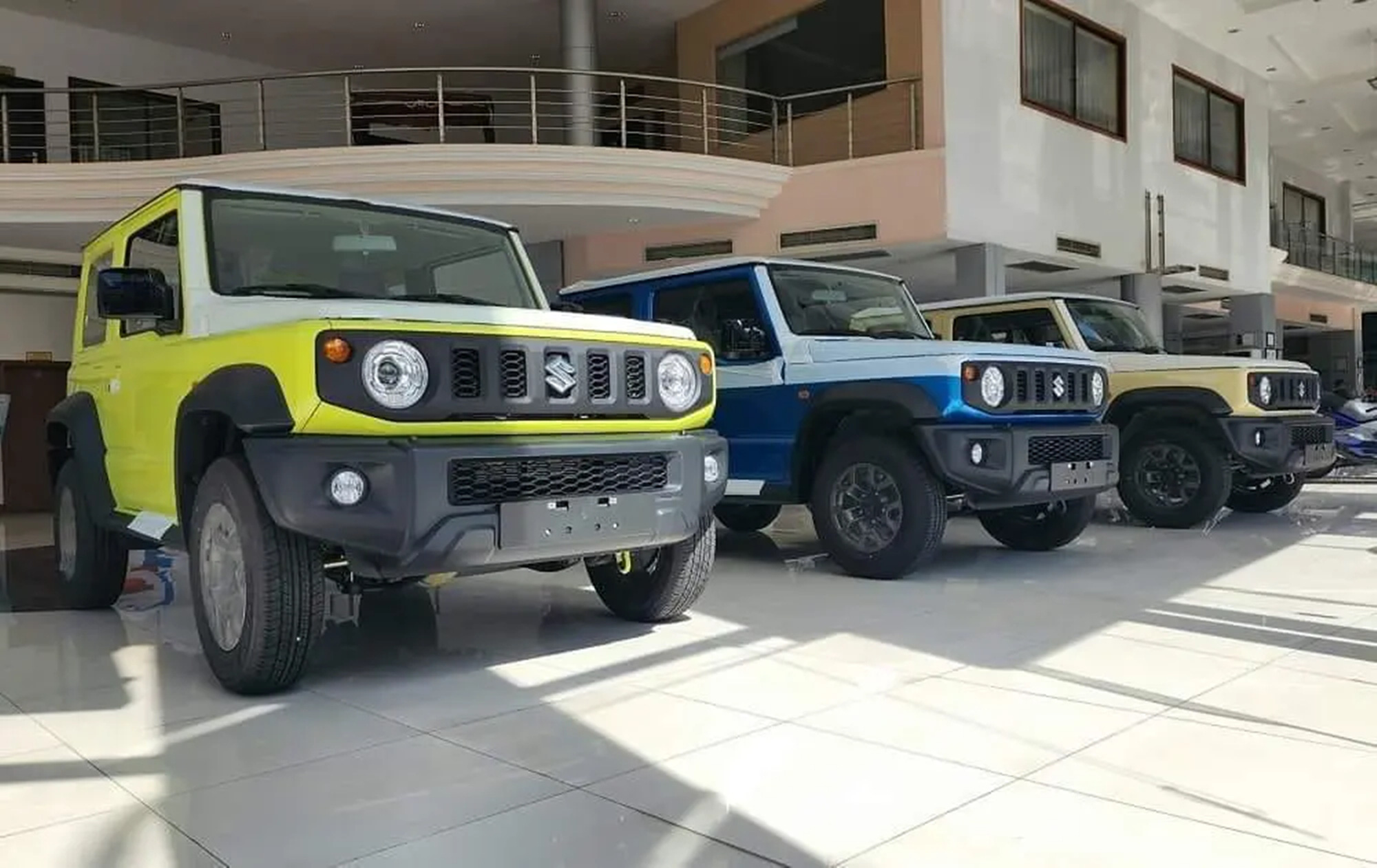 Nhiều xe Suzuki Jimny đã cập bến showroom, song chưa chính thức ra mắt. Theo thông tin từ tư vấn bán hàng, xe sẽ bắt đầu được phân phối vào khoảng tháng 4 năm nay. Giá bán dự kiến là 789 triệu đồng cho bản một tông màu và 799 triệu đồng cho bản hai tông màu, tương đương với giá tính lệ phí trước bạ mà Bộ Tài chính công bố đầu năm - Ảnh: Đại lý Suzuki/Facebook