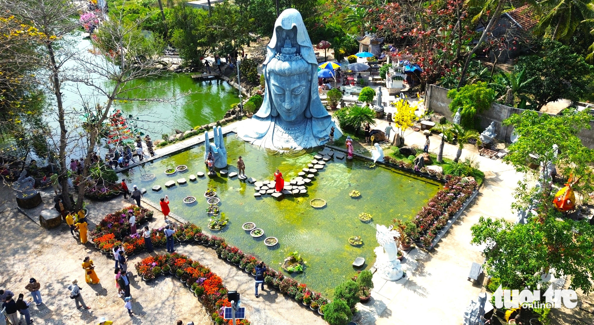 Du khách đến chùa Thanh Lương (xã An Chấn, huyện Tuy An, tỉnh Phú Yên) để thắp hương, cầu may vào sáng mùng 3 Tết - Ảnh: NGUYỄN HOÀNG Du khách đến chùa Thanh Lương (xã An Chấn, huyện Tuy An, tỉnh Phú Yên) để thắp hương, cầu may, tham quan sáng mùng 3 Tết - Ảnh: NGUYỄN HOÀNG