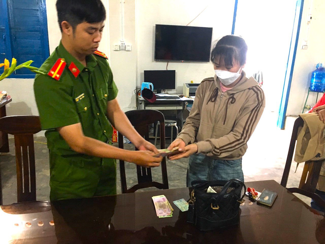 Chị Nguyễn Thị Trúc Loan (29 tuổi, trú thôn Phú Thịnh, xã An Thạch, huyện Tuy An) tự nguyện giao nộp lại túi xách bên trong chứa 13 triệu - Ảnh: Công an cung cấp Chị Nguyễn Thị Trúc Loan (29 tuổi, trú thôn Phú Thịnh, xã An Thạch, huyện Tuy An) đến Công an xã giao nộp lại tài sản của người đánh rơi túi xách bên trong chứa 13 triệu - Ảnh: Công an cung cấp
