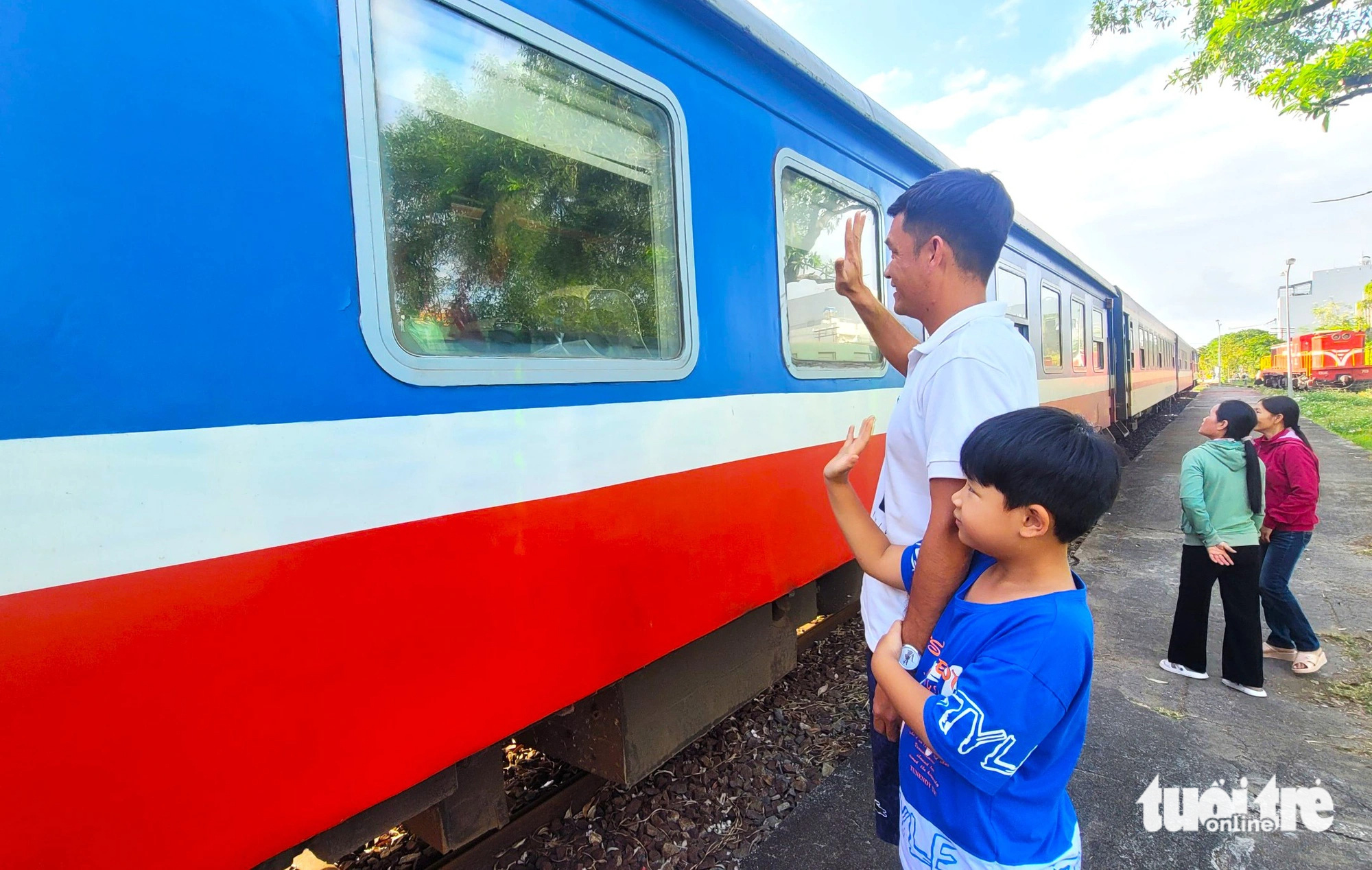 Anh Lê Phú Cường (42 tuổi, huyện Phú Hòa) vẫy tay tiễn ba mẹ để trở lại Thanh Hóa sau khi đón Tết cùng con cháu ở Phú Yên - Ảnh: NGUYỄN HOÀNG Anh Lê Phú Cường (42 tuổi, huyện Phú Hòa) vẫy tay tiễn cha mẹ trở lại Thanh Hóa sau khi đón Tết cùng con cháu ở Phú Yên - Ảnh: NGUYỄN HOÀNG