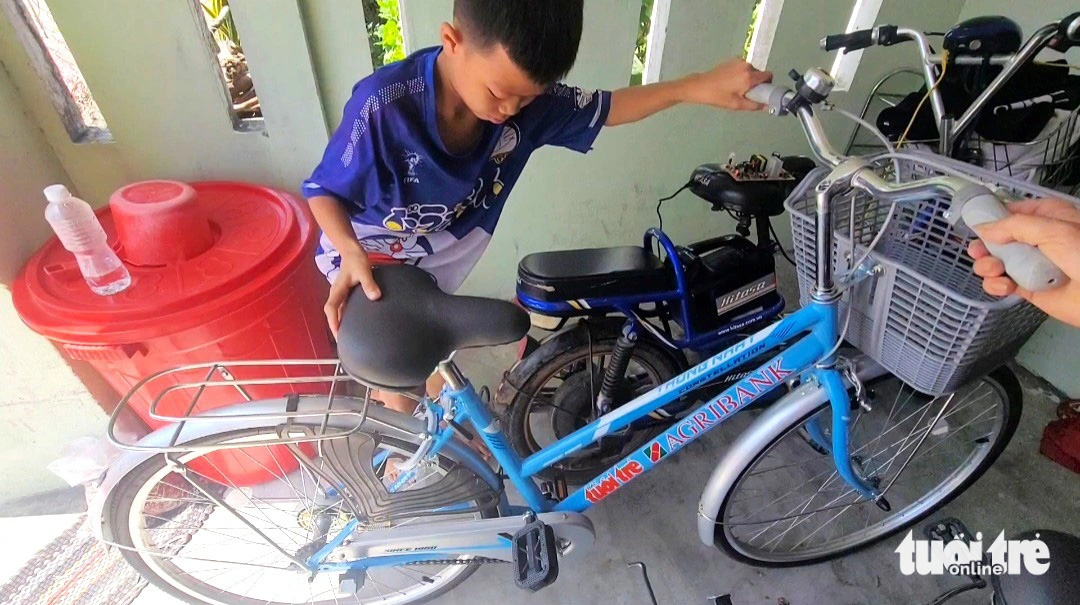 Chiếc xe đạp mà Bảo dùng làm phương tiện đi tìm gặp mẹ của mình, đây cũng chính là chiếc xe đạp mà Báo Tuổi Trẻ và các mạnh thường quân đã trao cho Bảo vào cuối tháng 1-2024 trong chương trình Chiếc xe đạp Bảo dùng đi tìm gặp mẹ của mình, đây cũng chính là chiếc xe đạp mà báo Tuổi Trẻ và các nhà hảo tâm đã trao cho Bảo vào cuối tháng 1-2024 trong chương trình "Gieo mầm tri thức" - Ảnh: NGUYỄN HOÀNG