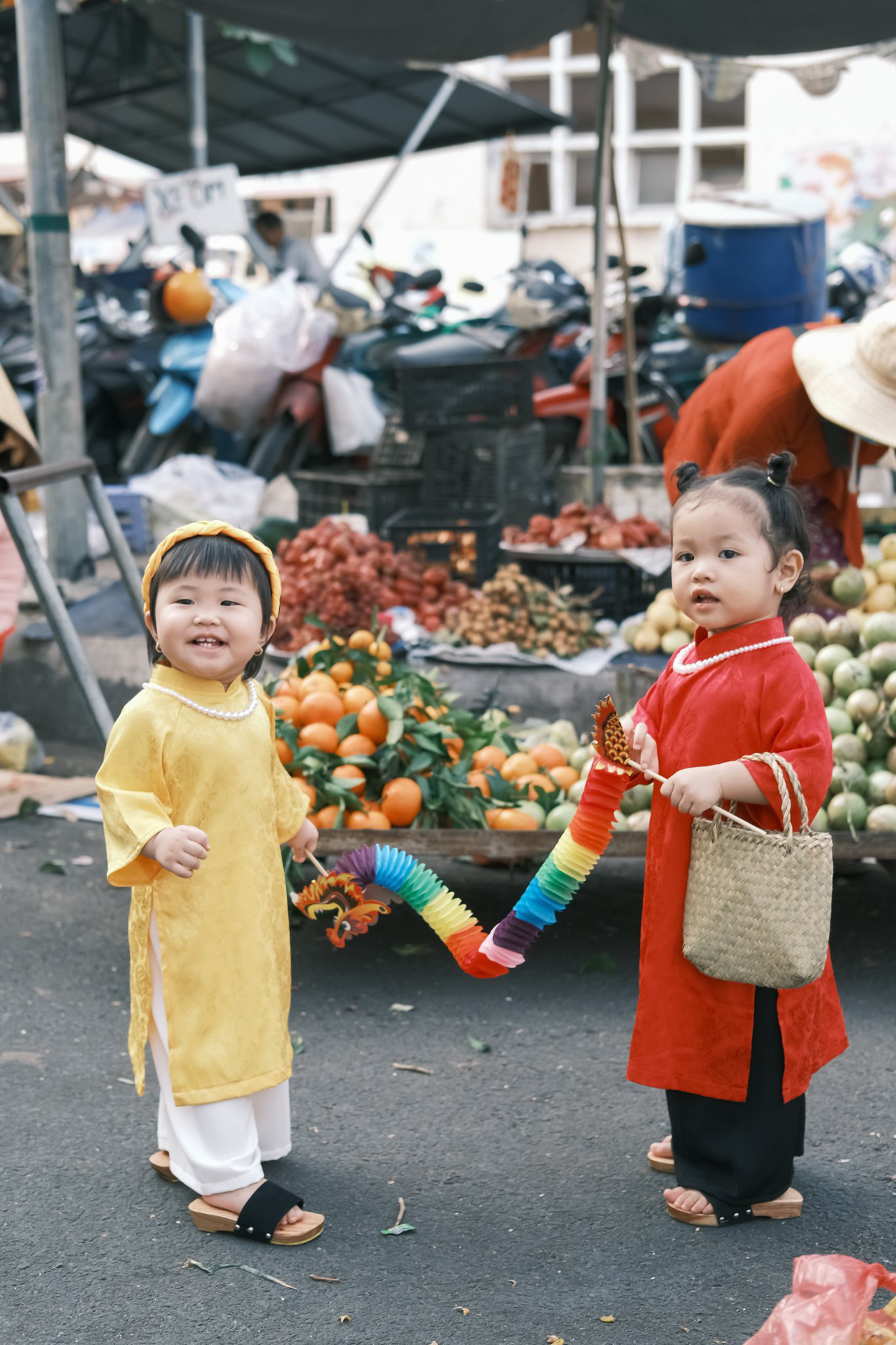 Sau trend con vịt, giới trẻ lại rần rần chụp ảnh Tết với rồng giấy- Ảnh 15.