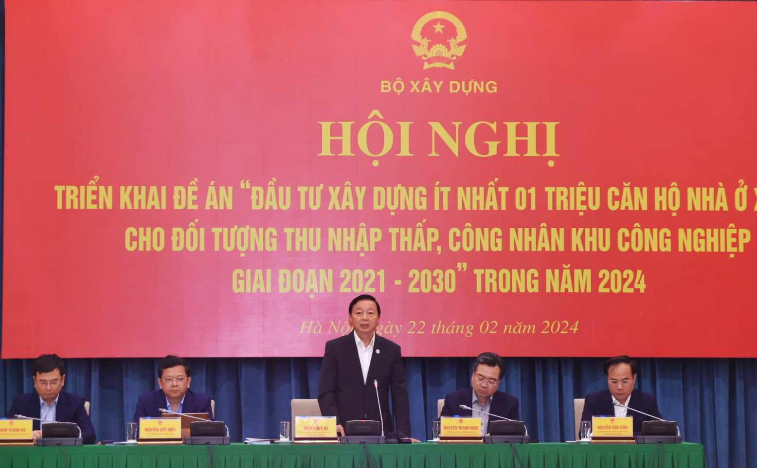 Làm gì để đạt mục tiêu xây 130.000 căn nhà ở xã hội năm 2024?- Ảnh 1. Phó thủ tướng Trần Hồng Hà phát biểu tại hội nghị ngày 22-2 ở Hà Nội - Ảnh: B.NGỌC