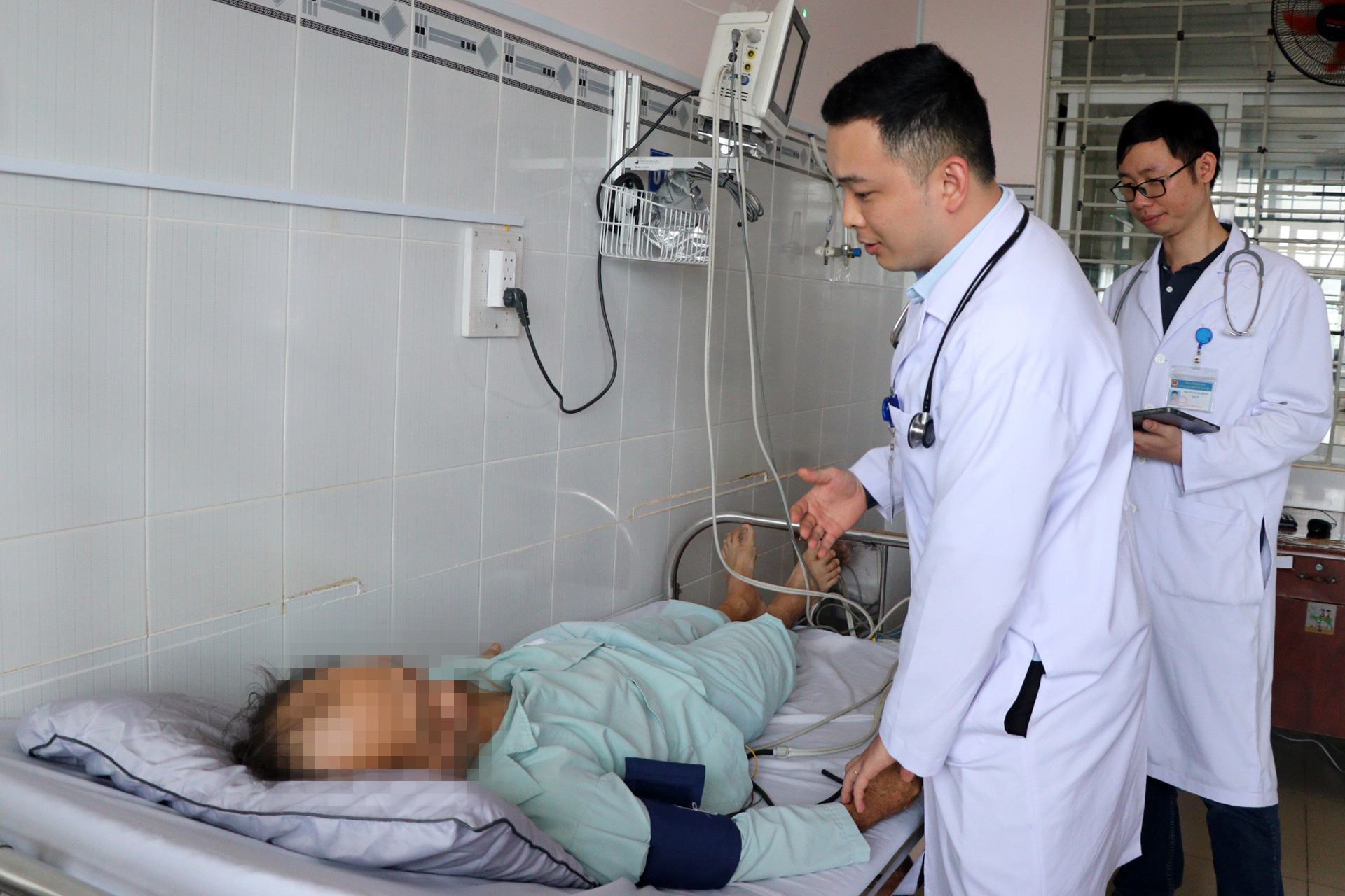 Hy hữu: Ngưng tim suốt thời gian cấp cứu, bất ngờ tim đập lại ở phút 90- Ảnh 1. Sau khi được "hồi sinh" sau 90 phút bị ngưng tim, sức khỏe của ông T.Q. đã hồi phục - Ảnh: AN BÌNH