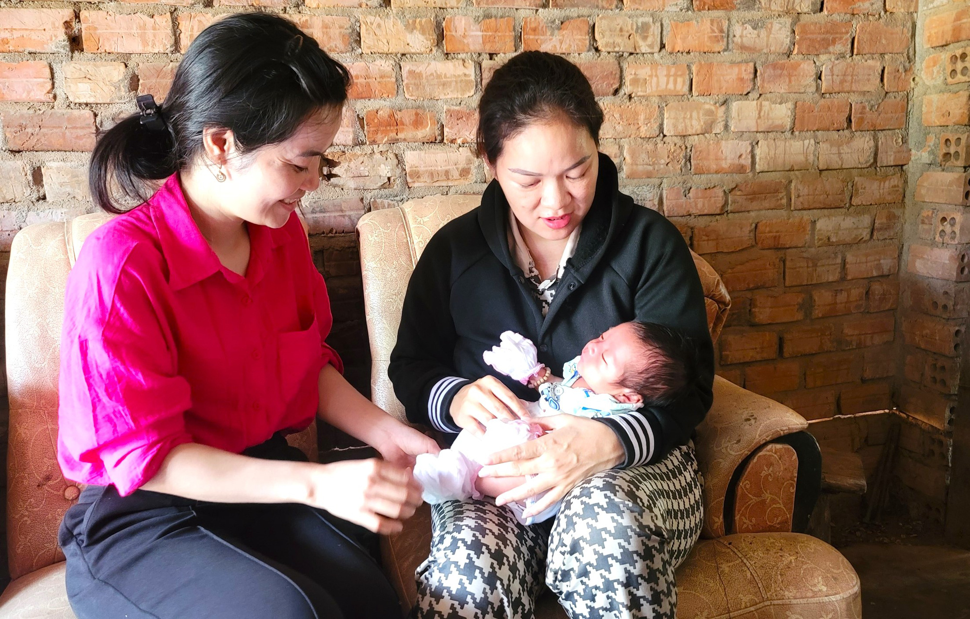 Giờ đây đứa bé sẽ được lớn lên trong vòng tay yêu thương cúa mẹ và chính quyền địa phương. Trong ảnh: Cán bộ địa phương xã Sơn Thành Tây đến thăm hỏi, động viên gia đình cháu bé - Ảnh: NGUYỄN HOÀNG Giờ đây đứa bé sẽ được lớn lên trong vòng tay yêu thương của người mẹ. Trong ảnh: Cán bộ địa phương xã Sơn Thành Tây đến thăm hỏi, động viên gia đình cháu bé vào sáng 23-2 - Ảnh: NGUYỄN HOÀNG