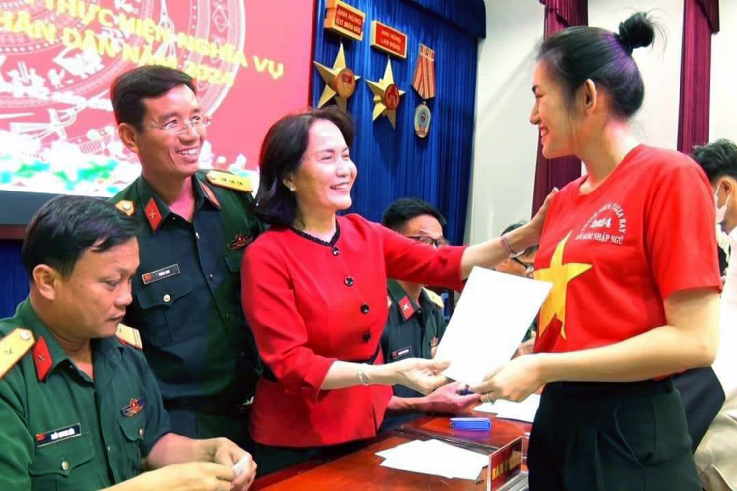 Top 15 Hoa hậu Đại dương Việt Nam 2023 tự nguyện nhập ngũ- Ảnh 2. Dù đạt Top 15 Hoa hậu Đại dương Việt Nam 2023 nhưng Phương Ngọc không muốn dấn thân sâu vào nghệ thuật giải trí, mà bất ngờ đăng ký nhập ngũ. Trong ảnh: Hoa hậu Phương Ngọc trong ngày nhận lệnh nhập ngũ - Ảnh: CTV