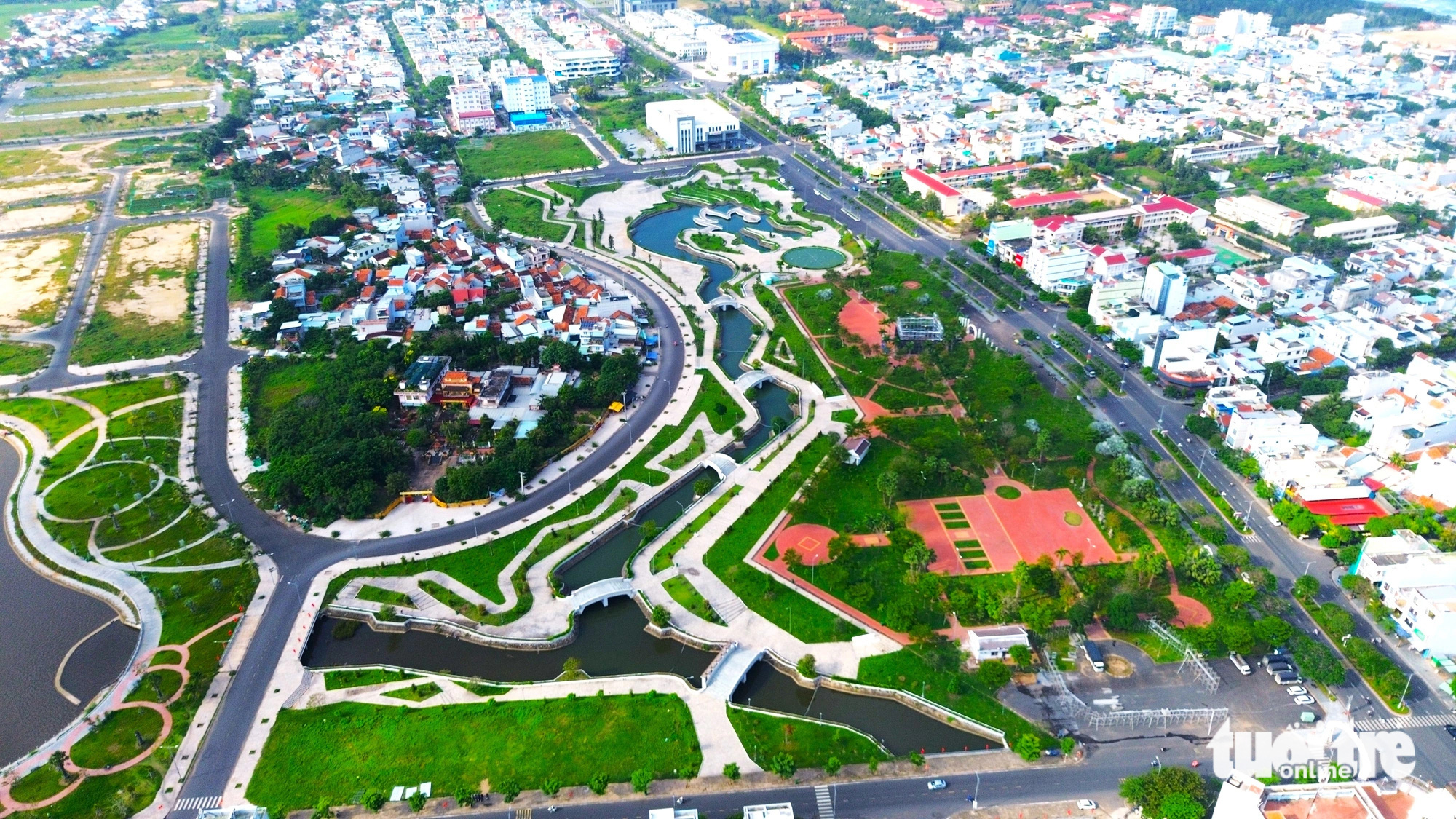 Một góc nhỏ của TP Tuy Hòa nhìn từ trên cao - Ảnh: NGUYỄN HOÀNG Bước sang năm mới Giáp Thìn 2024, đến Phú Yên đừng bỏ lỡ cơ hội check-in công viên Rồng nhả ngọc ở TP Tuy Hòa - Ảnh: NGUYỄN HOÀNG