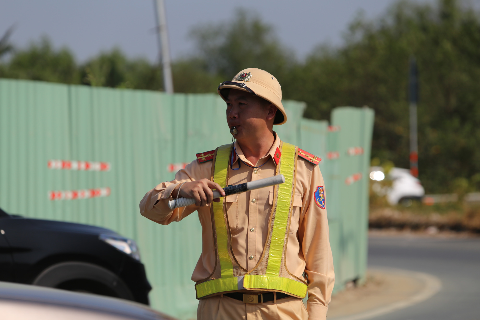Tăng cường xử lý tài xế vừa lái xe vừa sử dụng điện thoại trên cao tốc phía Nam - Ảnh 1. Tăng cường xử lý tài xế vừa lái xe vừa sử dụng điện thoại trên cao tốc phía Nam - Ảnh 1.