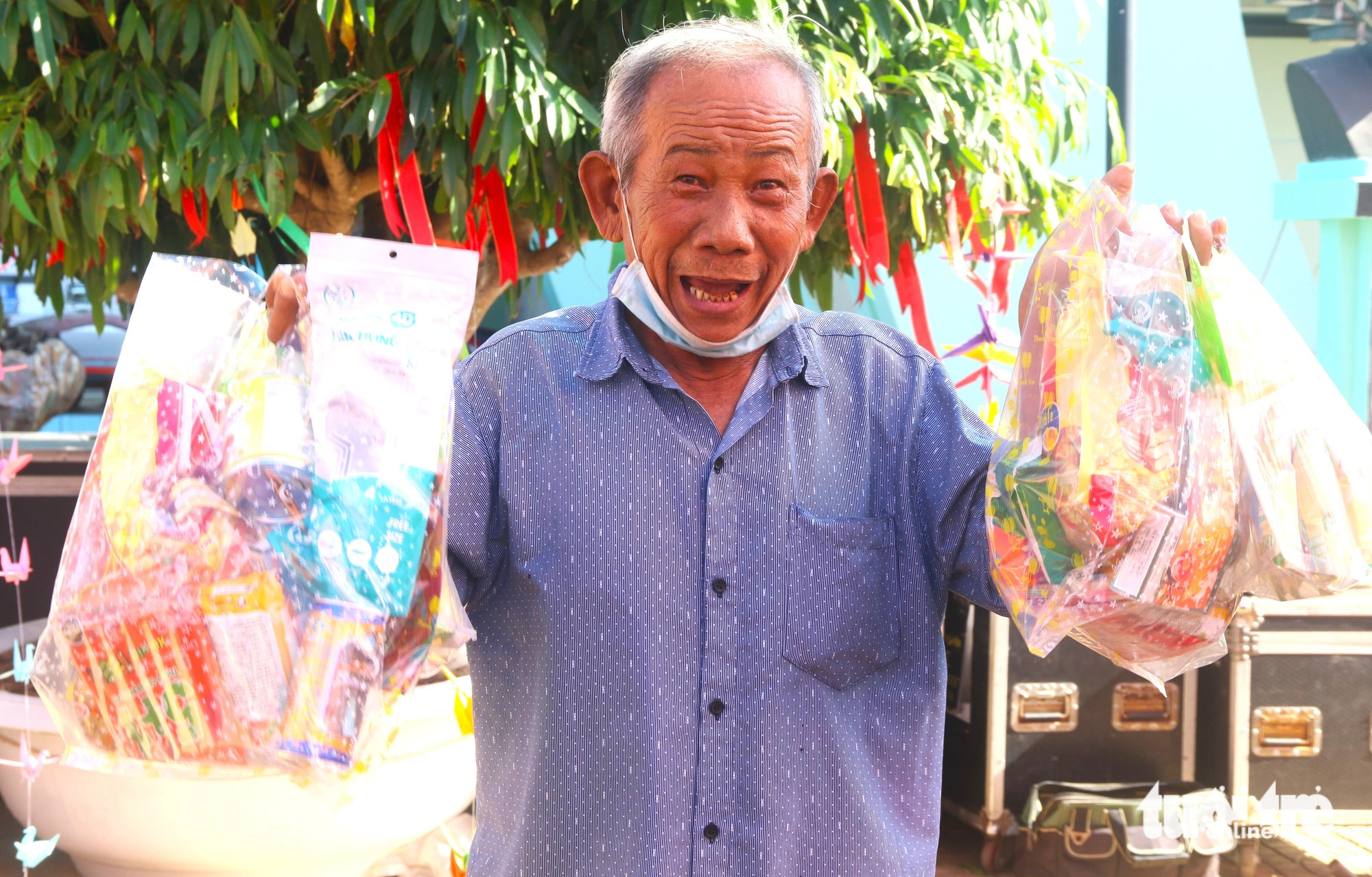 Ông Lê Văn Mười (78 tuổi, ngụ huyện Phú Hòa, tỉnh Phú Yên) vui mừng khi nhận được quà Tết từ gian hàng 0 đồng - Ảnh: NGUYỄN HOÀNG Ông Lê Văn Mười (72 tuổi, ngụ huyện Phú Hòa, tỉnh Phú Yên) vui mừng khi nhận được quà Tết từ gian hàng 0 đồng - Ảnh: NGUYỄN HOÀNG