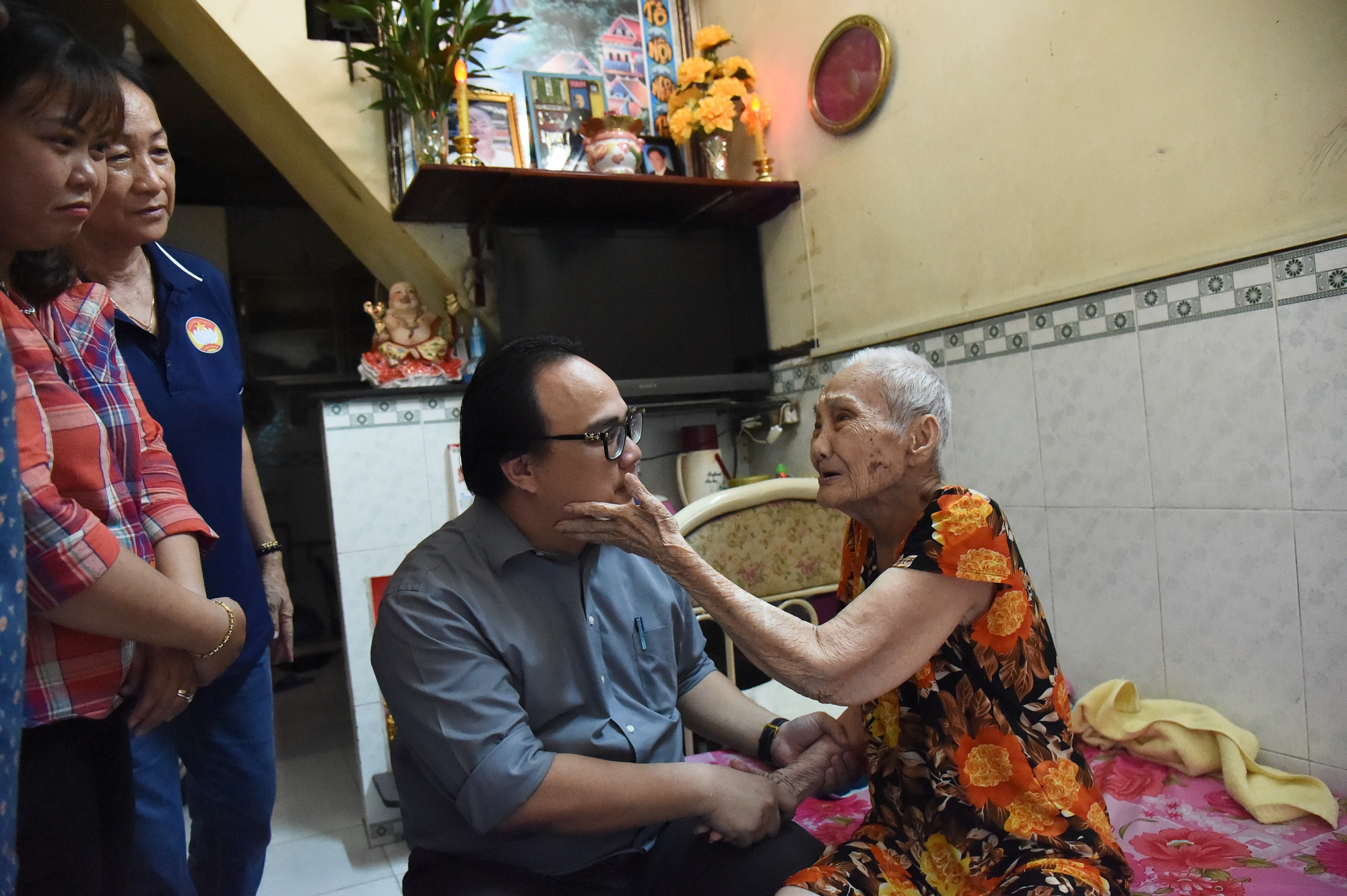 Tết ấm áp với người nghèo- Ảnh 1. Cụ bà Nguyễn Thị Tám (91 tuổi) vui mừng khi ông Nguyễn Thanh Bình - chủ tịch UBND phường 10, quận 4 - thăm và tặng quà Tết - Ảnh: HẢI QUỲNH
