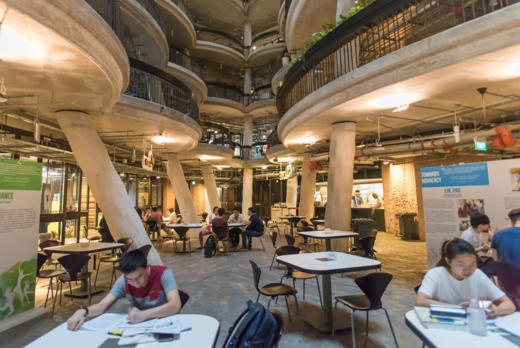 Sinh viên Trường đại học Công nghệ Nanyang học tập tại không gian bên trong tòa nhà The Hive nổi tiếng - Ảnh: SHUTTERSTOCK