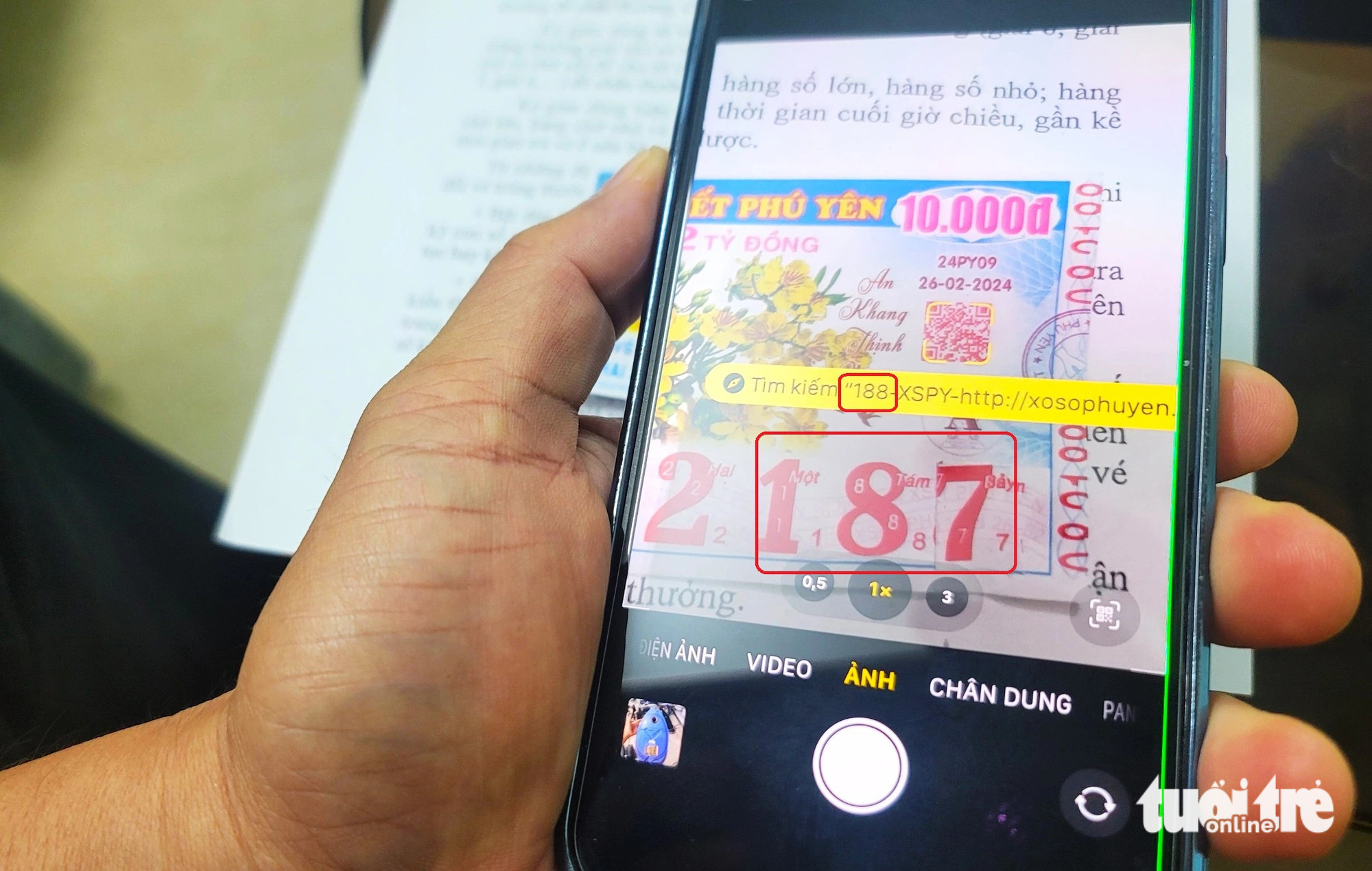 Người dân có thể dùng camera điện thoại quét mã QR code được in bên phải tờ vé xổ số kiến thiết, từ đó sẽ hiện lên 3 số cuối và đường link dẫn đến trang web của công ty. Nếu kẻ gia cạo sử thì ba chữ số cuối của tờ vé sẽ không trùng với 3 số mà camera quét mã QR code - Trong ảnh là tờ vé số giả, đã bị cắt dán - Ảnh: NGUYỄN HOÀNG Người dân có thể dùng camera điện thoại quét mã QR code được in bên phải tờ vé xổ số kiến thiết, từ đó sẽ hiện lên 3 số cuối và đường link dẫn đến trang web của công ty. - Trong ảnh là tờ vé số giả, đã bị cắt dán - Ảnh: NGUYỄN HOÀNG