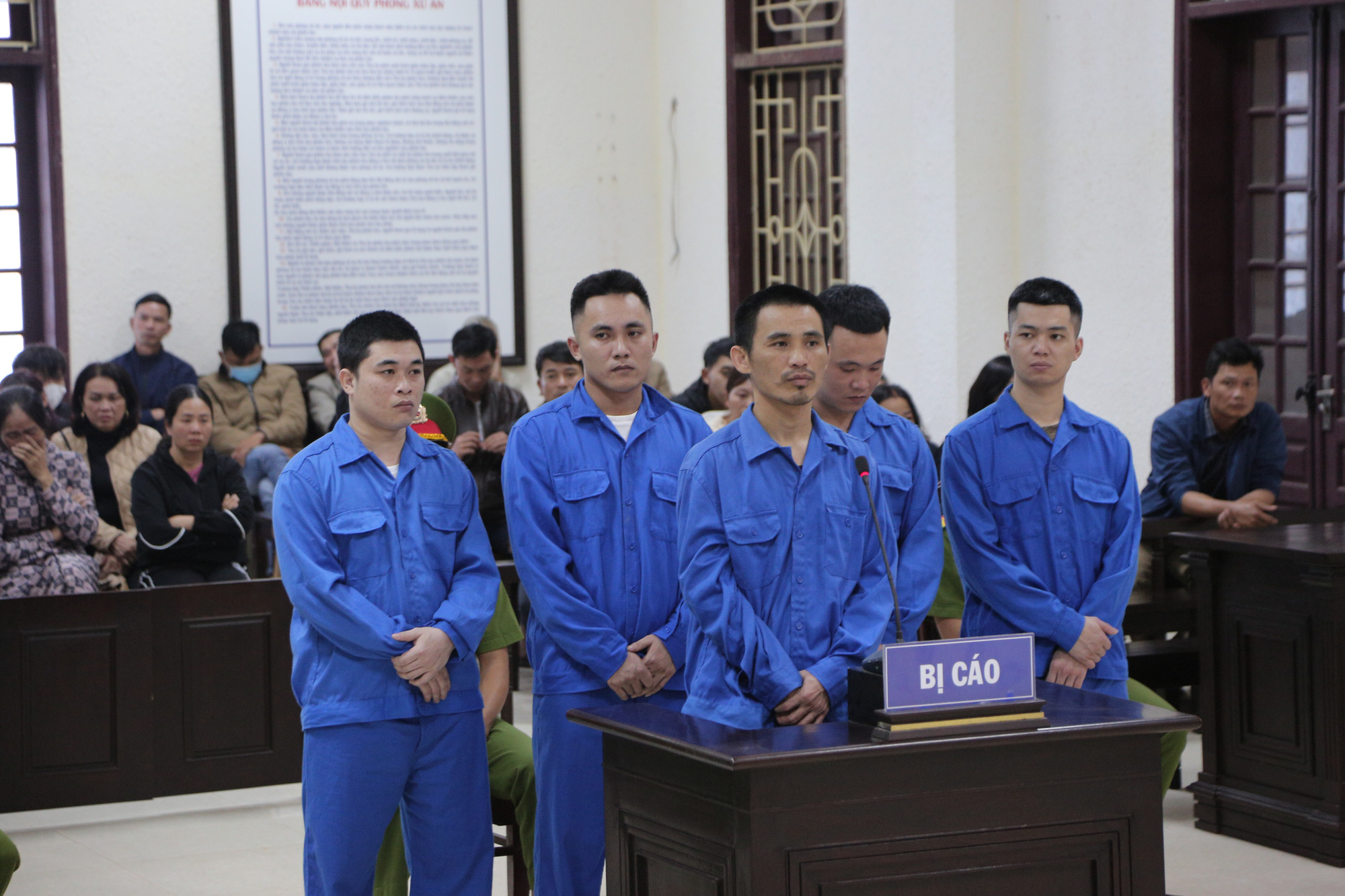 5 thanh niên mua bán, vận chuyển ma túy lãnh án tử hình, chung thân- Ảnh 1. Các bị cáo tại phiên tòa - Ảnh: LÊ MINH