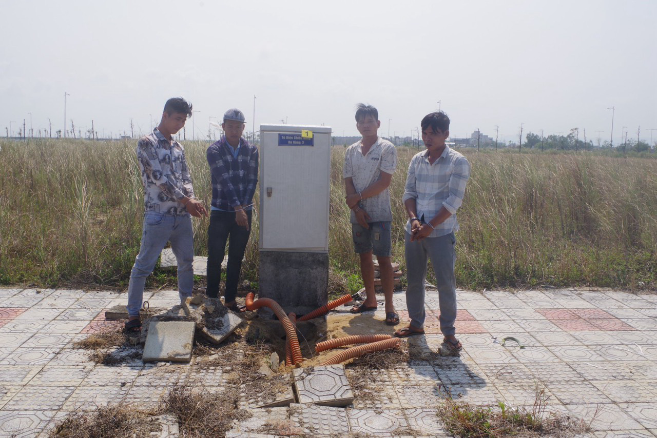 Nhóm đối tượng thực hiện hành vi trộm dây cáp điện trên địa bàn TP Tuy Hòa (tỉnh Phú Yên) - Ảnh: Công an cung cấp Nhóm nghi phạm trộm thiết bị điện trên địa bàn TP Tuy Hòa (tỉnh Phú Yên) - Ảnh: Công an cung cấp