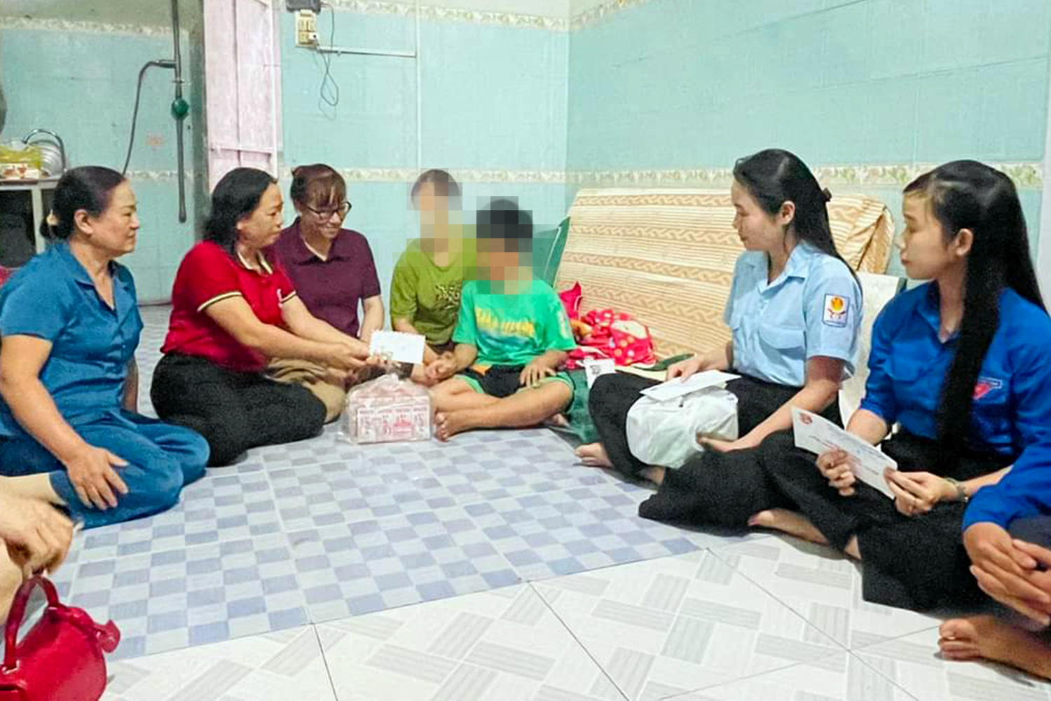 Đưa bé trai 9 tuổi bị cha dượng bạo hành đi giám định thương tích- Ảnh 1. Đại diện Tỉnh Đoàn Bình Phước cùng các hội, đoàn thể ở địa phương đến phòng trọ thăm hỏi, động viên tinh thần cháu A. - Ảnh: CTV