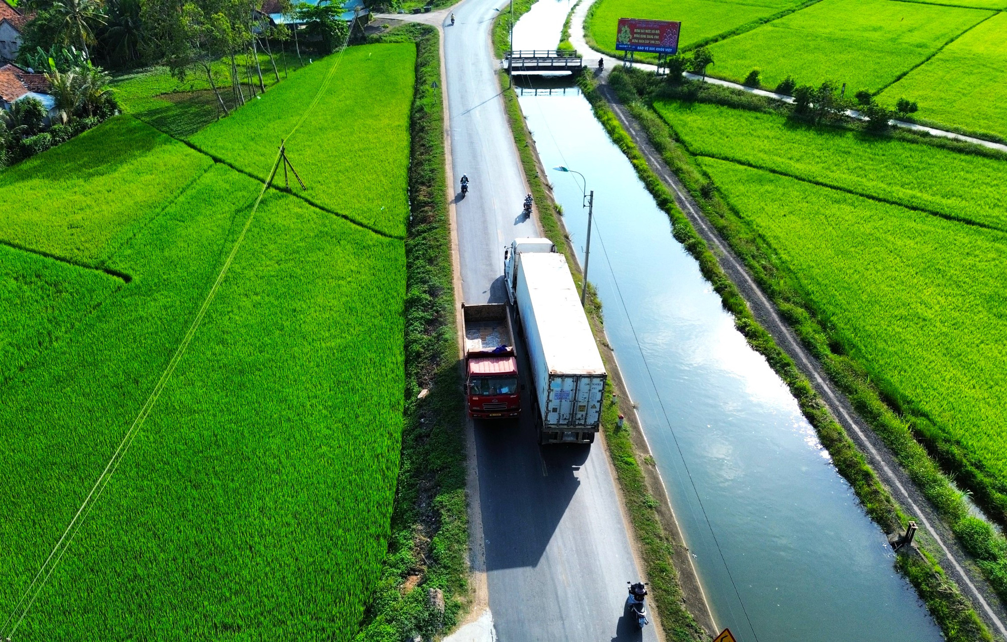 Một phần tuyến quốc lộ 25 (địa phận xã Hòa Thắng, huyện Phú Hòa), nhìn từ trên cao có thể thấy mặt đường của tuyến quốc lộ này khá nhỏ hẹp - Ảnh: NGUYỄN HOÀNG Một phần tuyến quốc lộ 25 (địa phận xã Hòa Thắng, huyện Phú Hòa), nhìn từ trên cao có thể thấy mặt đường của tuyến quốc lộ này nhỏ hẹp