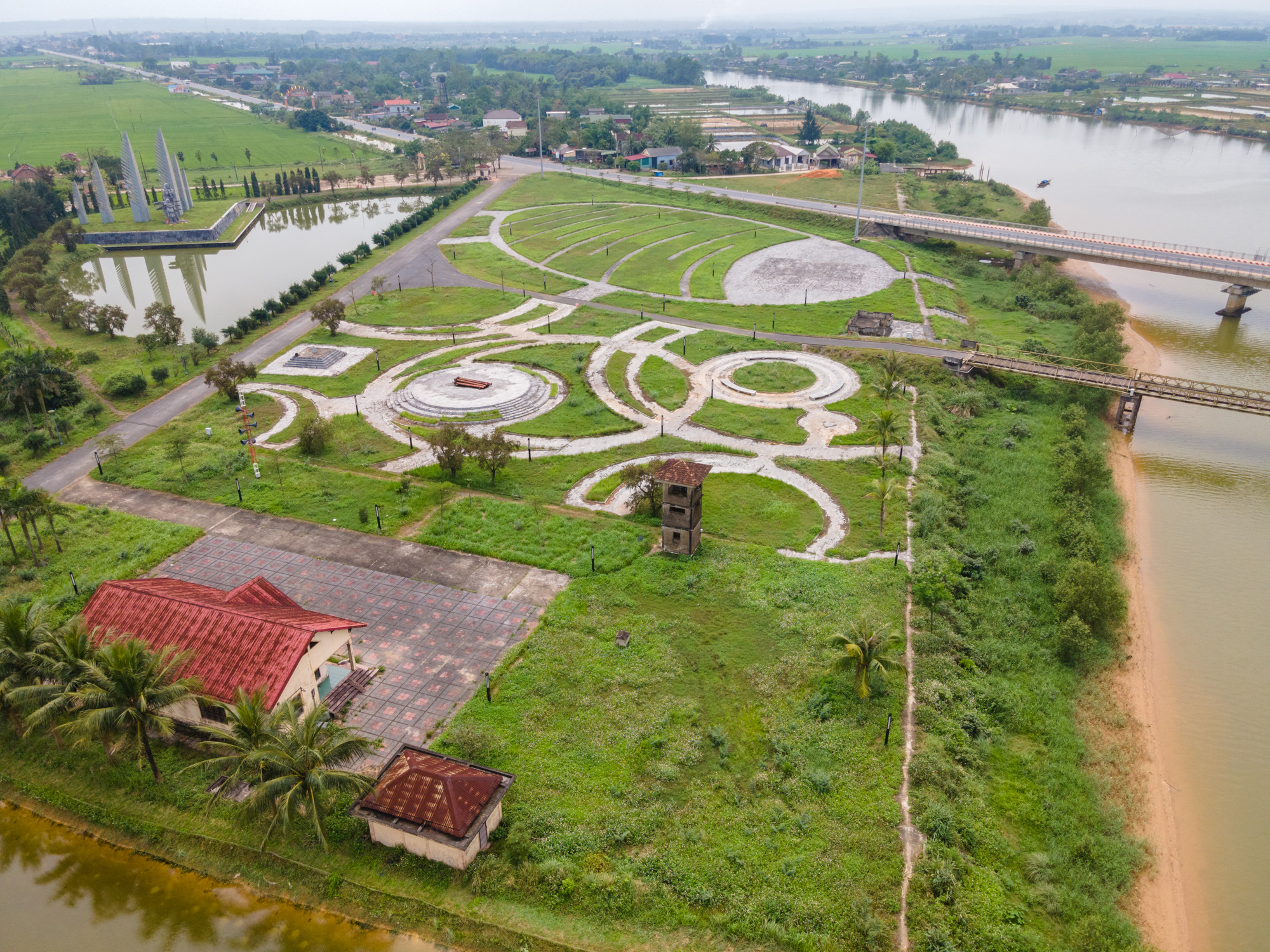 Cỏ dại mọc ngập di tích quốc gia đặc biệt Hiền Lương - Bến Hải- Ảnh 5. Cỏ dại mọc chen lấn nhưng thiếu kinh phí để cắt dọn thường xuyên - Ảnh: HOÀNG TÁO
