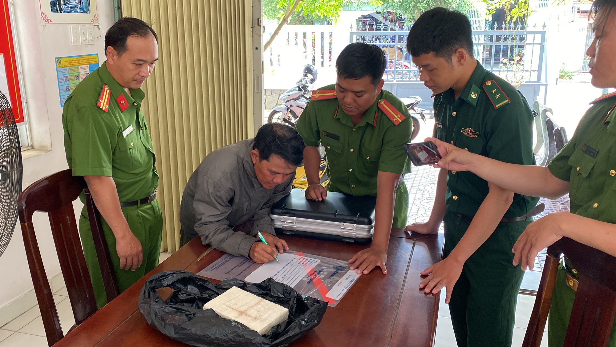 Người dân bàn giao vật thể lạ (nghi là ma túy) cho lực lượng chức năng tiến hành xử lý - Ảnh: Bộ chỉ huy Bô đội Biên phòng tỉnh Phú Yên Người dân bàn giao vật thể lạ (nghi là ma túy) cho lực lượng chức năng xử lý - Ảnh: Bộ chỉ huy Bộ đội biên phòng tỉnh Phú Yên