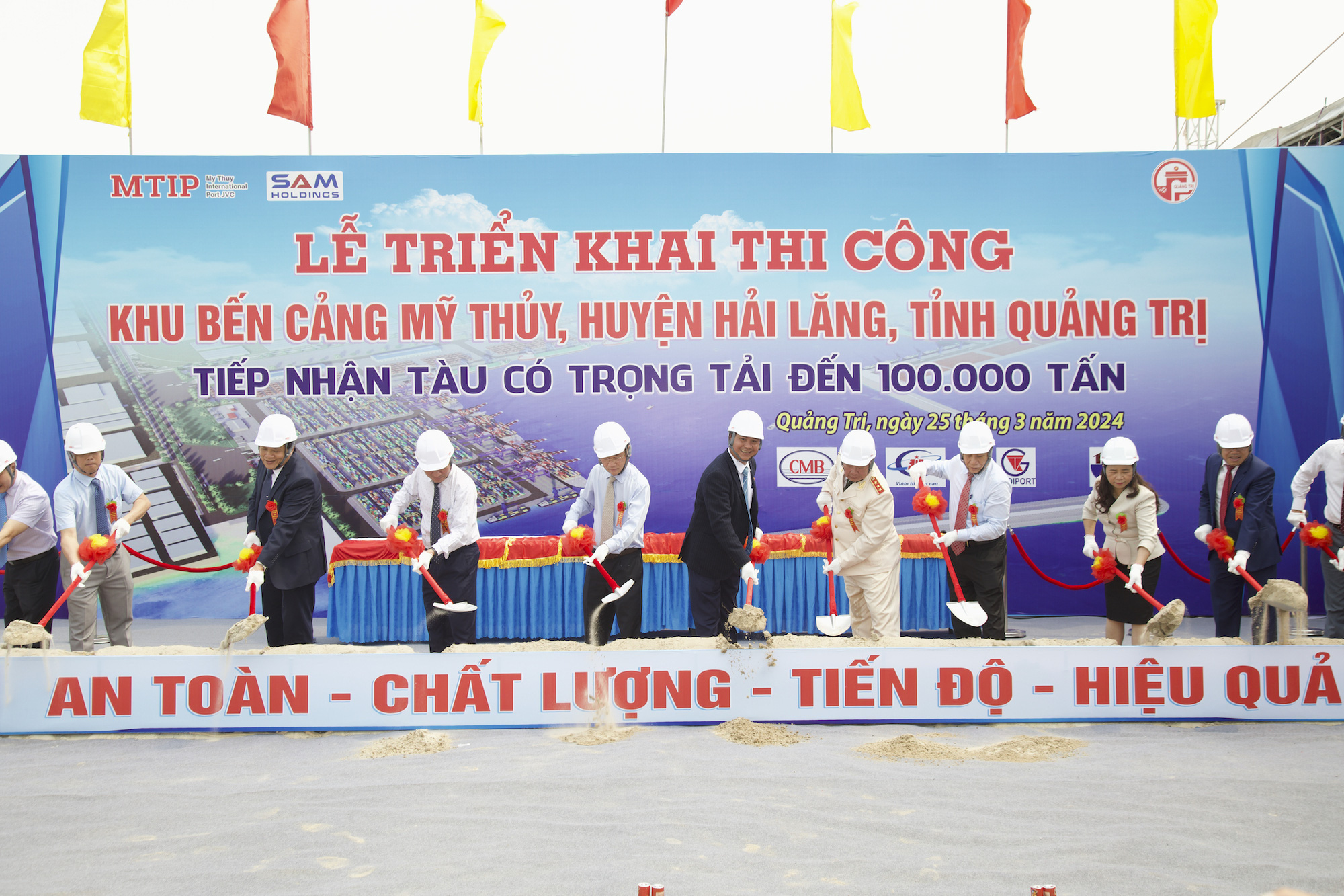 Thi công cảng biển 14.200 tỉ đồng, mở đường ra biển lớn cho Quảng Trị- Ảnh 1. Chính quyền, nhân dân Quảng Trị mong muốn cảng Mỹ Thủy được thi công, sớm đưa vào hoạt động - Ảnh: HOÀNG TÁO