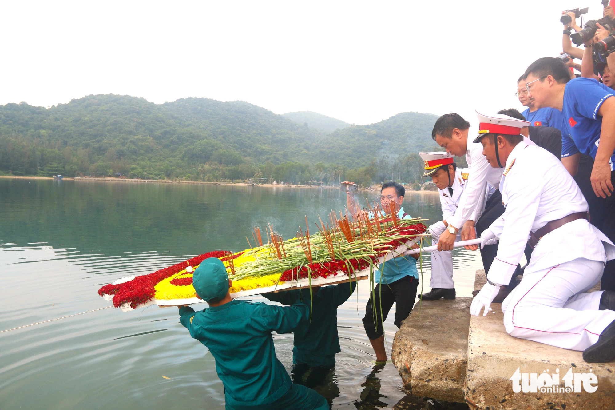 Lãnh đạo tỉnh Phú Yên hả vòng hoa tri ân các anh hùng liệt sĩ đã hy sinh tại bến tàu không số Vũng Rô - Ảnh: NGUYỄN HOÀNG Các đại biểu thực hiện nghi thức thả hoa tưởng nhớ các chiến sĩ Tàu Không số Vũng Rô - Ảnh: NGUYỄN HOÀNG