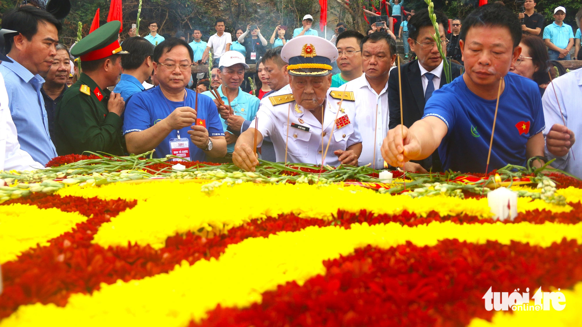 Các đại biểu thắp hương trước khi thả vòng hoa tri ân các chiến sỹ Tàu không số Vũng Rô - Ảnh: NGUYỄN HOÀNG Anh hùng Lực lượng vũ trang, nguyên thuyền trưởng Tàu Không Số Hồ Đắc Thạnh và các đại biểu thắp hương tưởng nhớ các chiến sĩ Tàu Không số Vũng Rô - Ảnh: NGUYỄN HOÀNG
