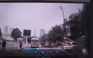 Tài xế mở cửa xe ô tô, đẩy người đi xe máy ngã lăn ra đường - Ảnh 1.