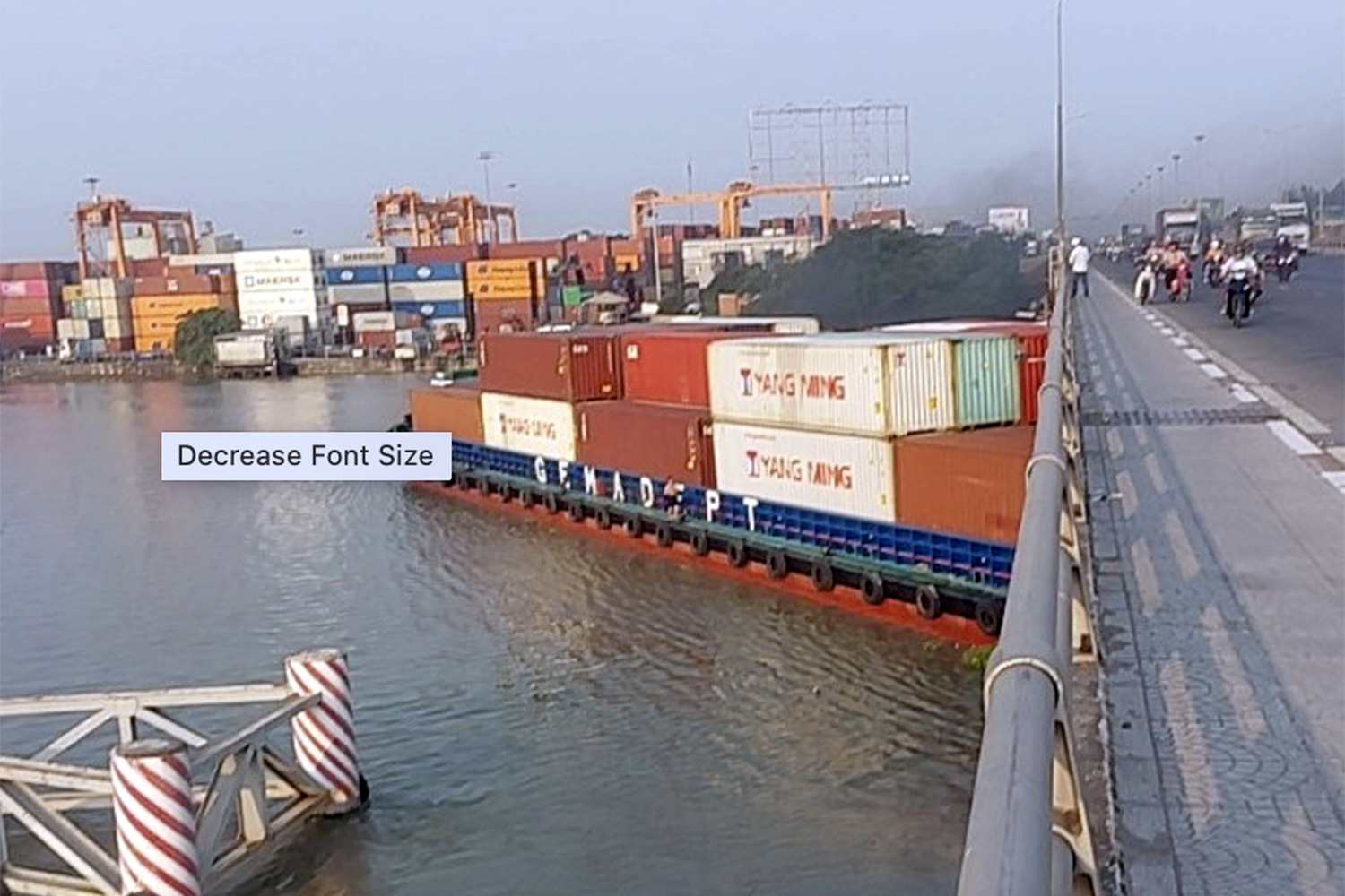 Cứu hộ tàu 4.600 tấn đứt neo, kẹt dưới gầm cầu Đồng Nai- Ảnh 1. Tàu chở container trọng tải 4.600 tấn mắc kẹt dưới gầm cầu Đồng Nai - Ảnh: N.Đ.N.