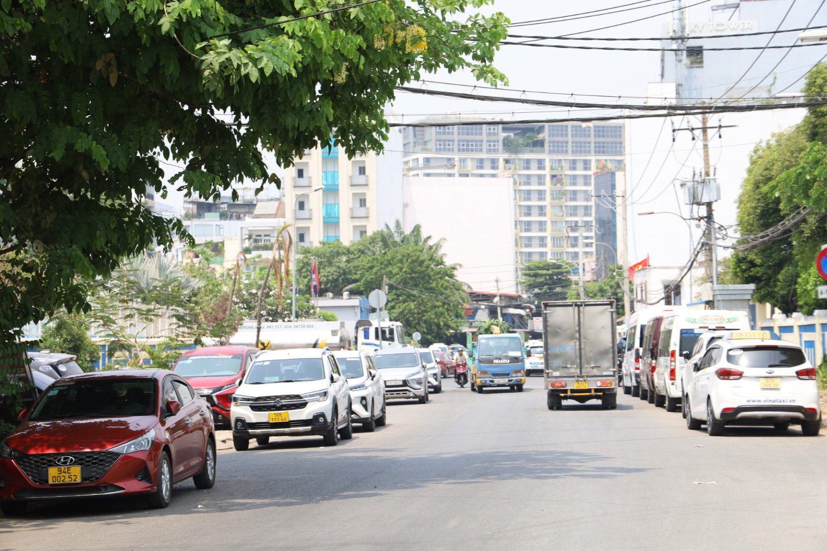 Thiếu bãi, taxi đậu ngổn ngang tại trung tâm TP.HCM- Ảnh 6. Xe cộ đậu kín đường Bạch Đằng (quận Tân Bình), mặt đường bị thu hẹp chỉ còn khoảng 5m - Ảnh: NGỌC QUÝ
