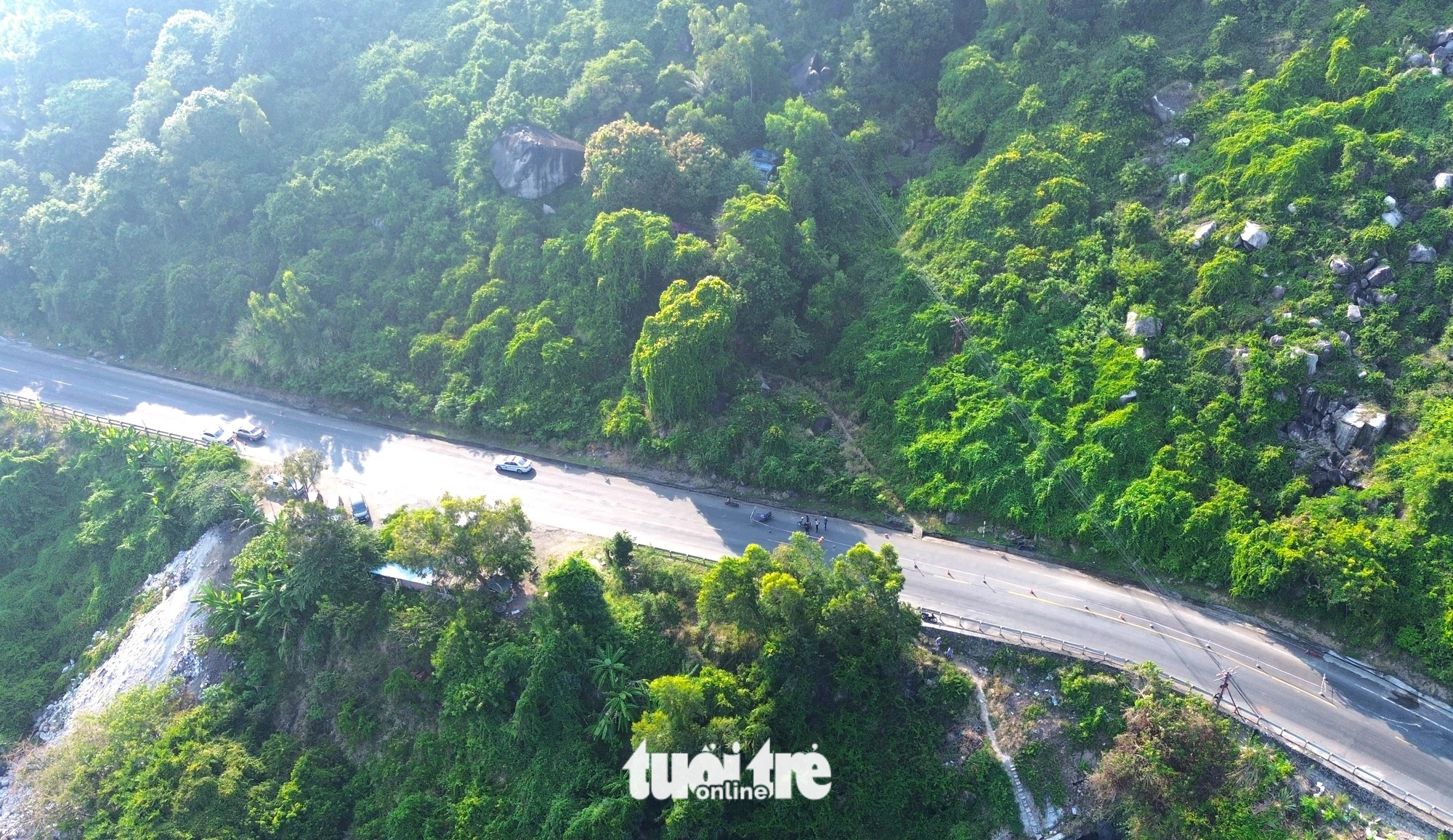 Khu vực bên trên hầm Bãi Gió (thuộc địa phận huyện Vạn Ninh, tỉnh Khánh Hòa), lực lượng đã hạn chế các xe có tải trọng lớn lưu thông qua lại - Ảnh: NGUYỄN HOÀNG Khu vực quốc lộ 1 qua đèo Cả, bên trên hầm đường sắt Bãi Gió (thuộc xã Đại Lãnh, huyện Vạn Ninh, Khánh Hòa), lực lượng chức năng đã hạn chế các xe có tải trọng lớn lưu thông qua lại - Ảnh: NGUYỄN HOÀNG