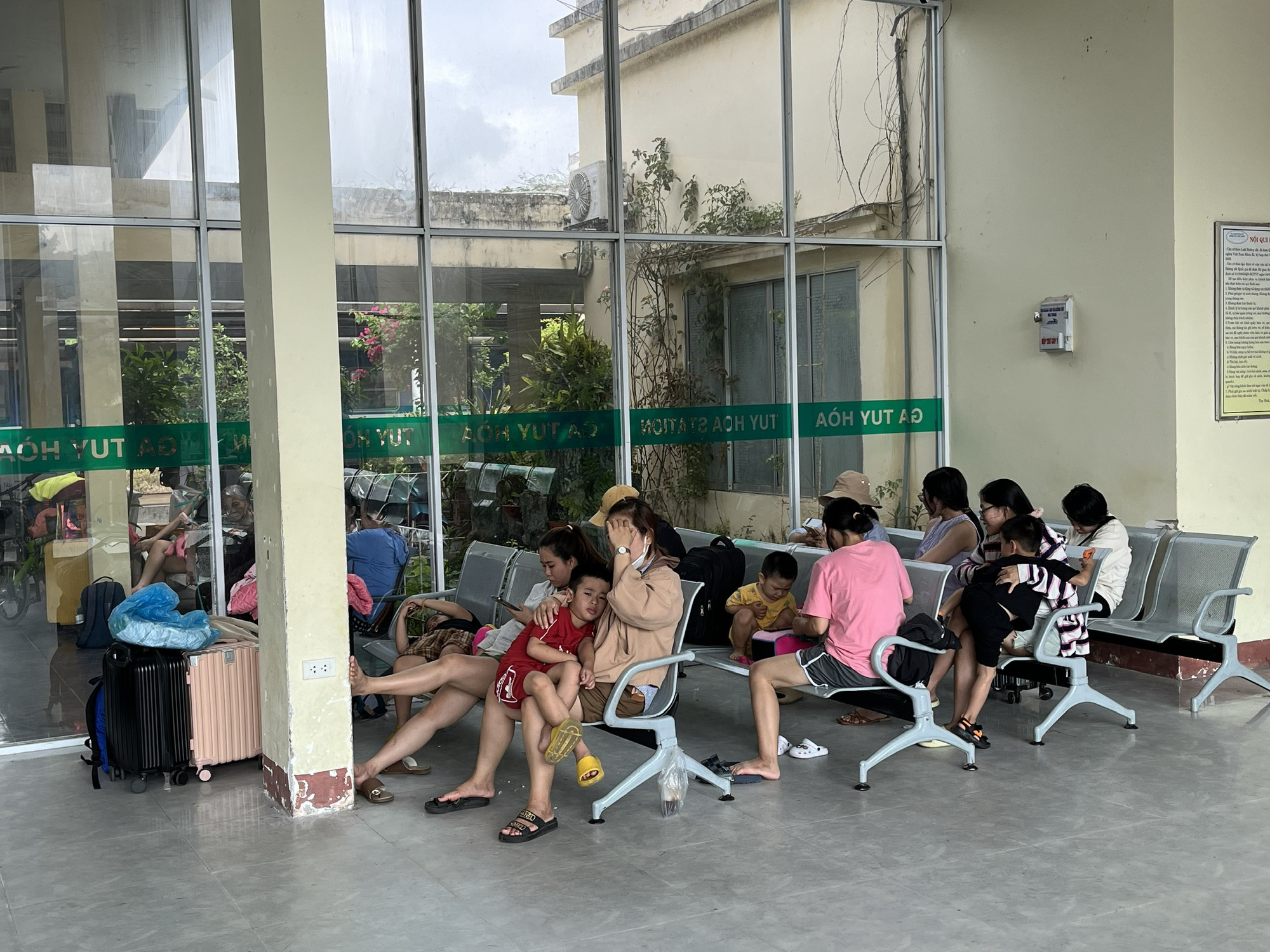 Hành khách ngồi đợi xe trung chuyển tại ga Tuy Hòa (tỉnh Phú Yên) - Ảnh: NGUYỄN HOÀNG Hành khách ngồi đợi xe trung chuyển tại ga Tuy Hòa (tỉnh Phú Yên) - Ảnh: NGUYỄN HOÀNG