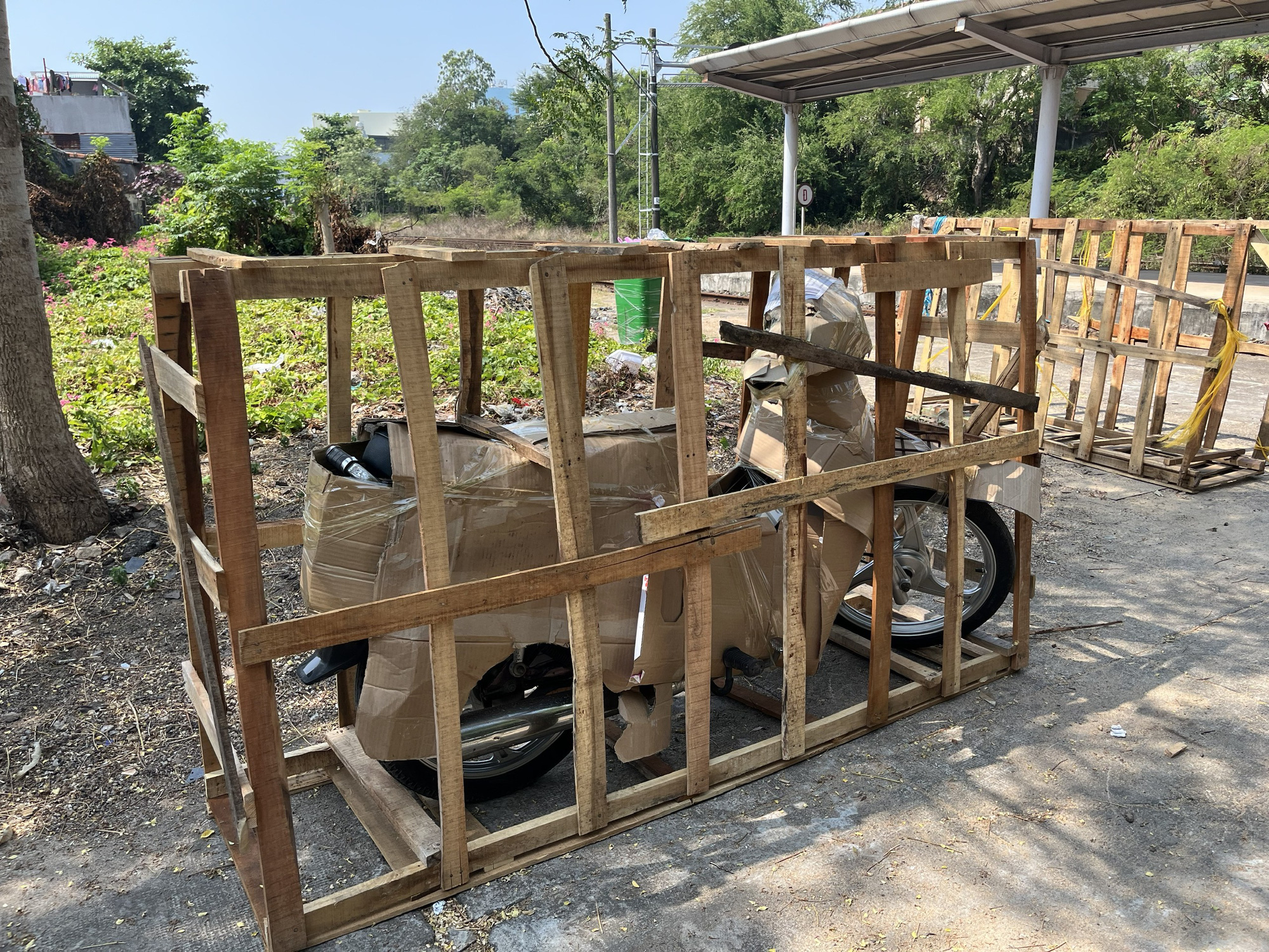 Xe máy từ Phú Yên đã được đóng kiện nhưng chưa thể chuyển ra Hà Nội cho khách hàng vì sự cố sạt hầm Bãi Gió - Ảnh: NGUYỄN HOÀNG Xe máy và nhiều hàng hóa tại ga Tuy Hòa đã được đóng kiện nhưng chưa thể chuyển ra Hà Nội cho khách hàng vì sự cố sạt hầm Bãi Gió - Ảnh: NGUYỄN HOÀNG