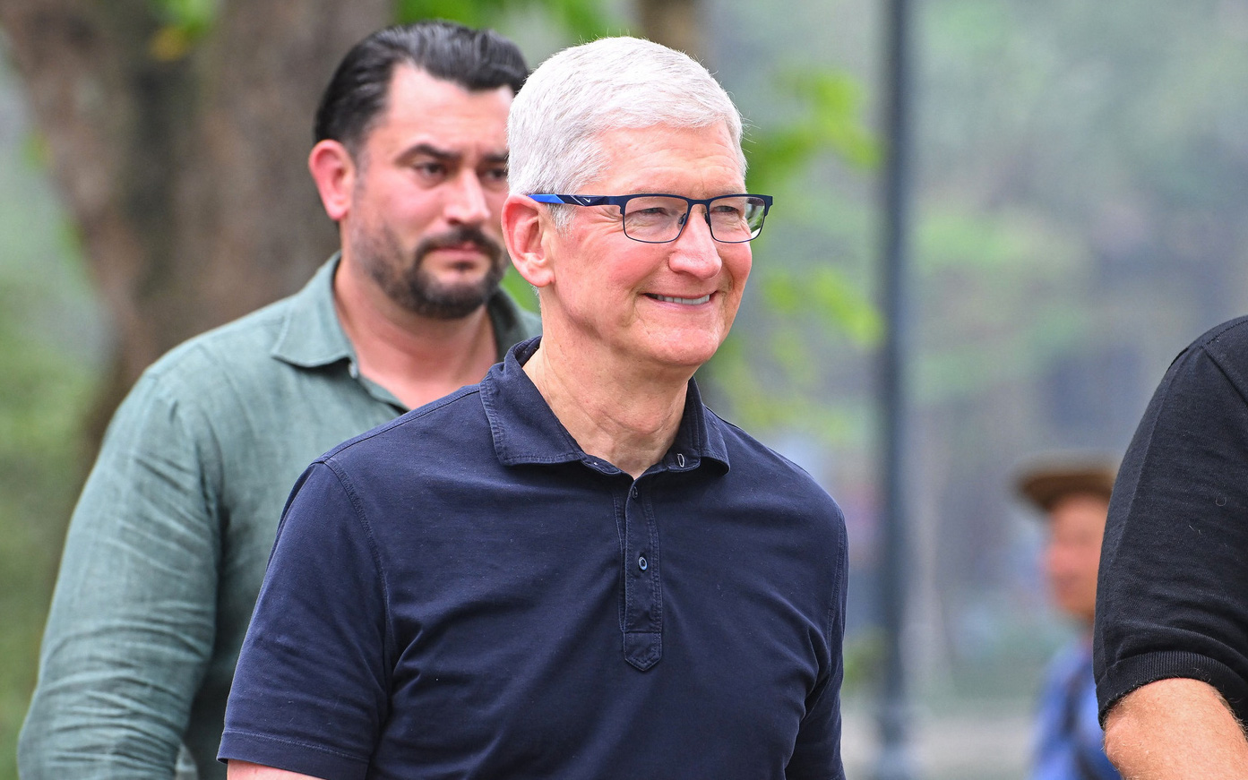 Xem ảnh CEO Apple Tim Cook dạo phố Hà Nội