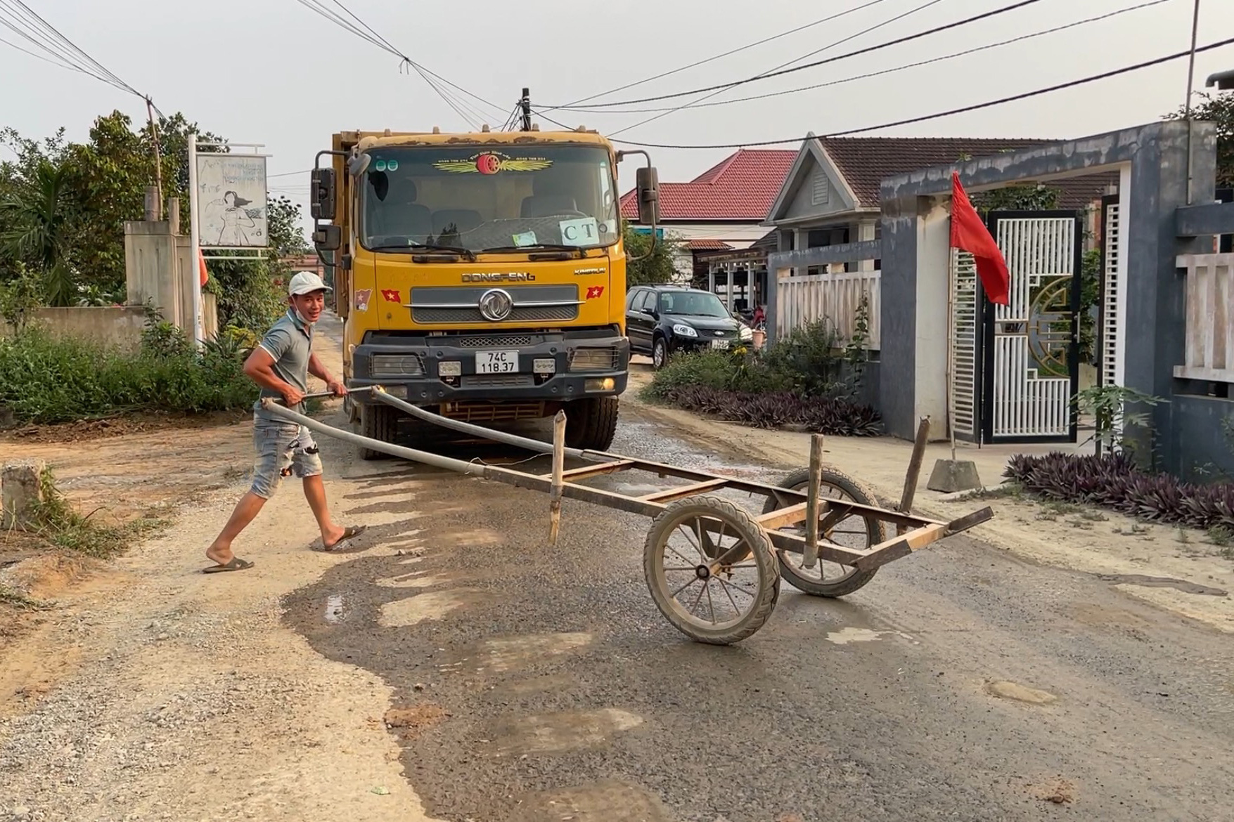 Đường làng thành đường công vụ, dân chặn xe thi công cao tốc vì gây bụi, mất an toàn- Ảnh 3. Người dân chặn không cho xe vào công trường cao tốc - Ảnh: HOÀNG TÁO