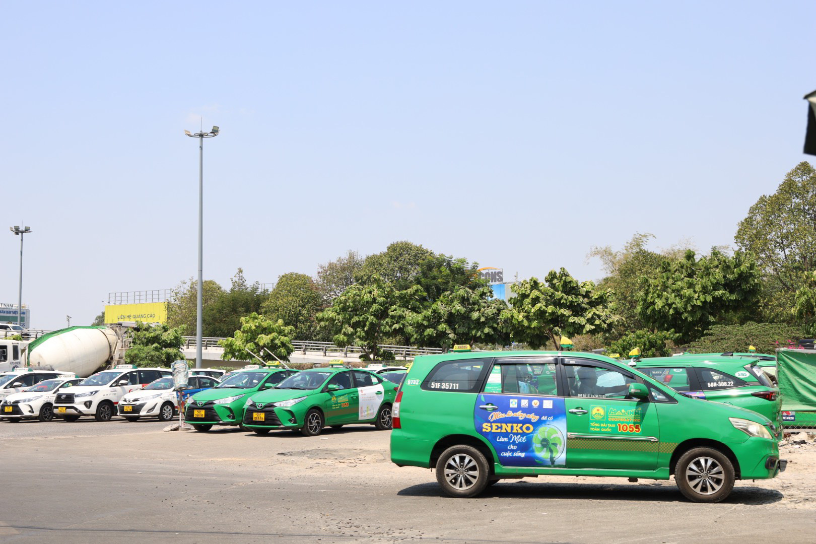 Xe taxi đậu kín đường xung quanh sân bay Tân Sơn Nhất- Ảnh 4. Bãi đệm xe cạnh sân bay Tân Sơn Nhất, góc đường Trường Sơn - Bạch Đằng không đáp ứng đủ nhu cầu đậu xe - Ảnh: NGỌC QUÝ