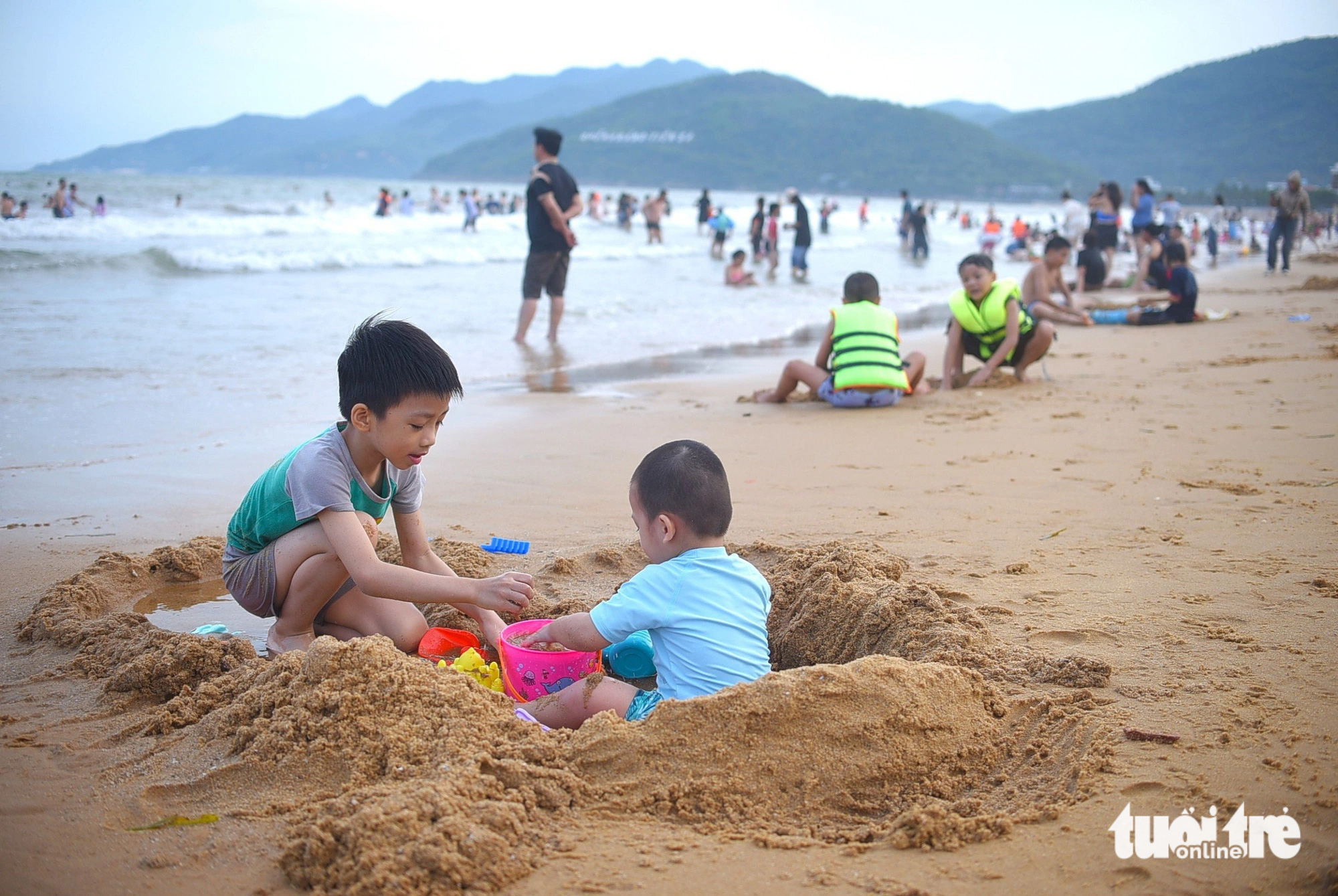 Một đôi bạn trẻ ra ngắm biển, dạo mát - Ảnh: LÂM THIÊN Các em nhỏ thích thú nghịch cát trên bãi biển Quy Nhơn - Ảnh: LÂM THIÊN